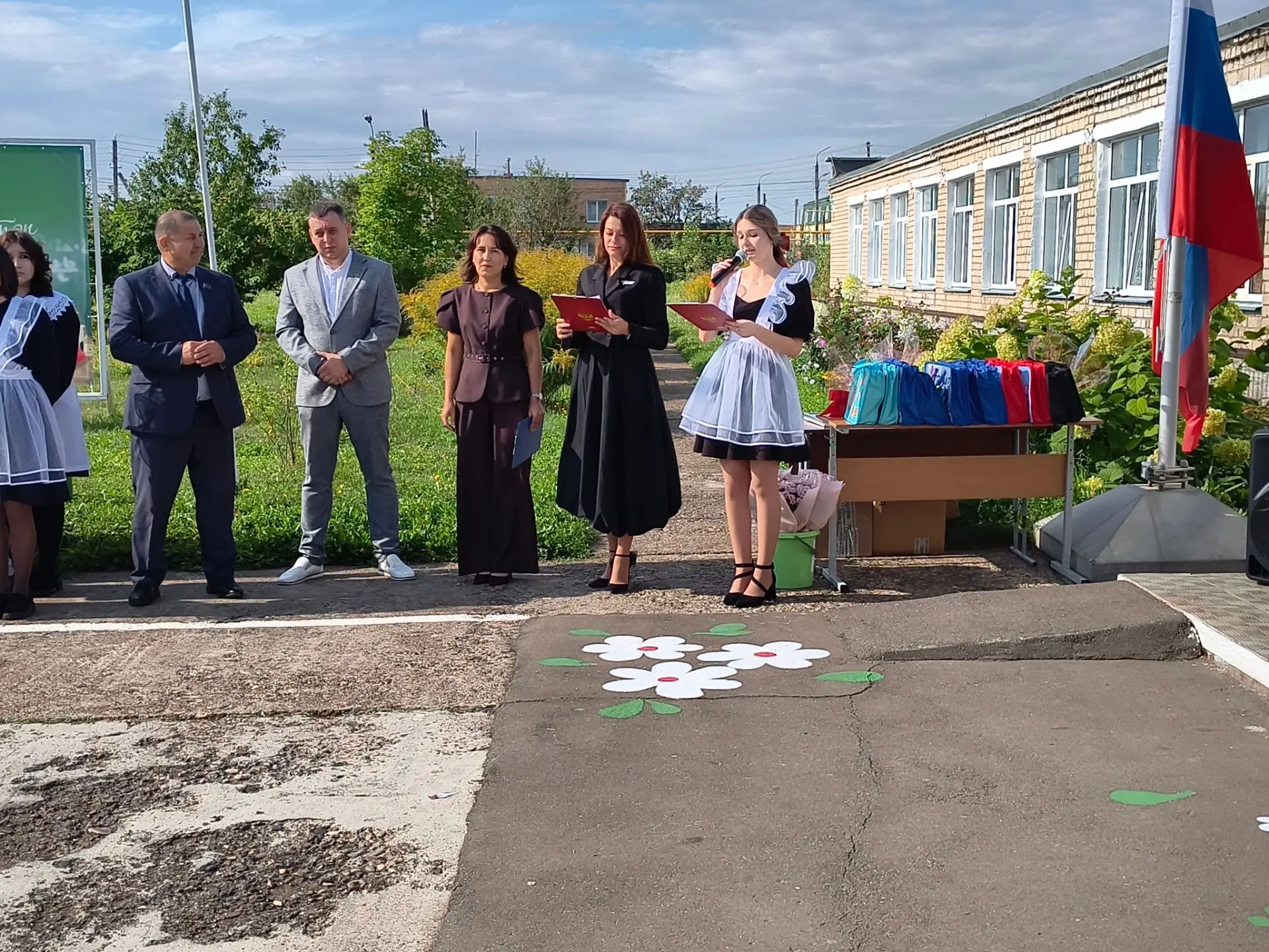 📚 Сегодня в нашей школе прозвенел первый звонок!