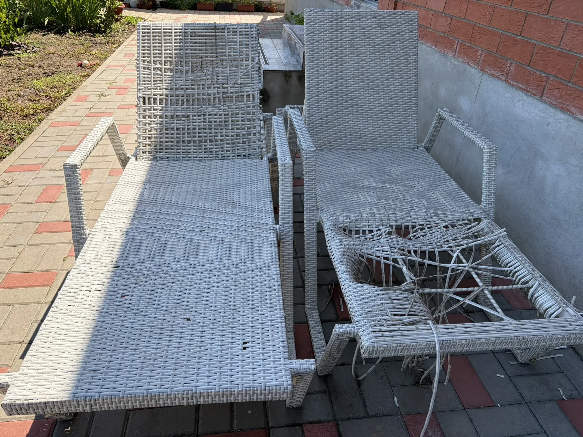 с. Красносельское. Продам 2 шезлонга. Требуется перетяжка. Очень крепкие, подушки в нал...
