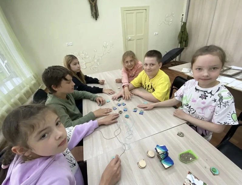 🎨 Творческий день в лагере ГорСЮТ: готовимся ко Дню России! 🇷🇺✨

 Сегодня в летнем лагере Городск
