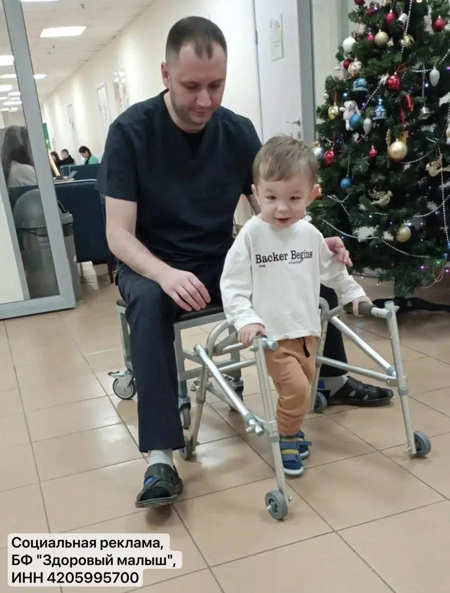 Мама умерла. Папа отказался. А он всё равно учится ходить.
