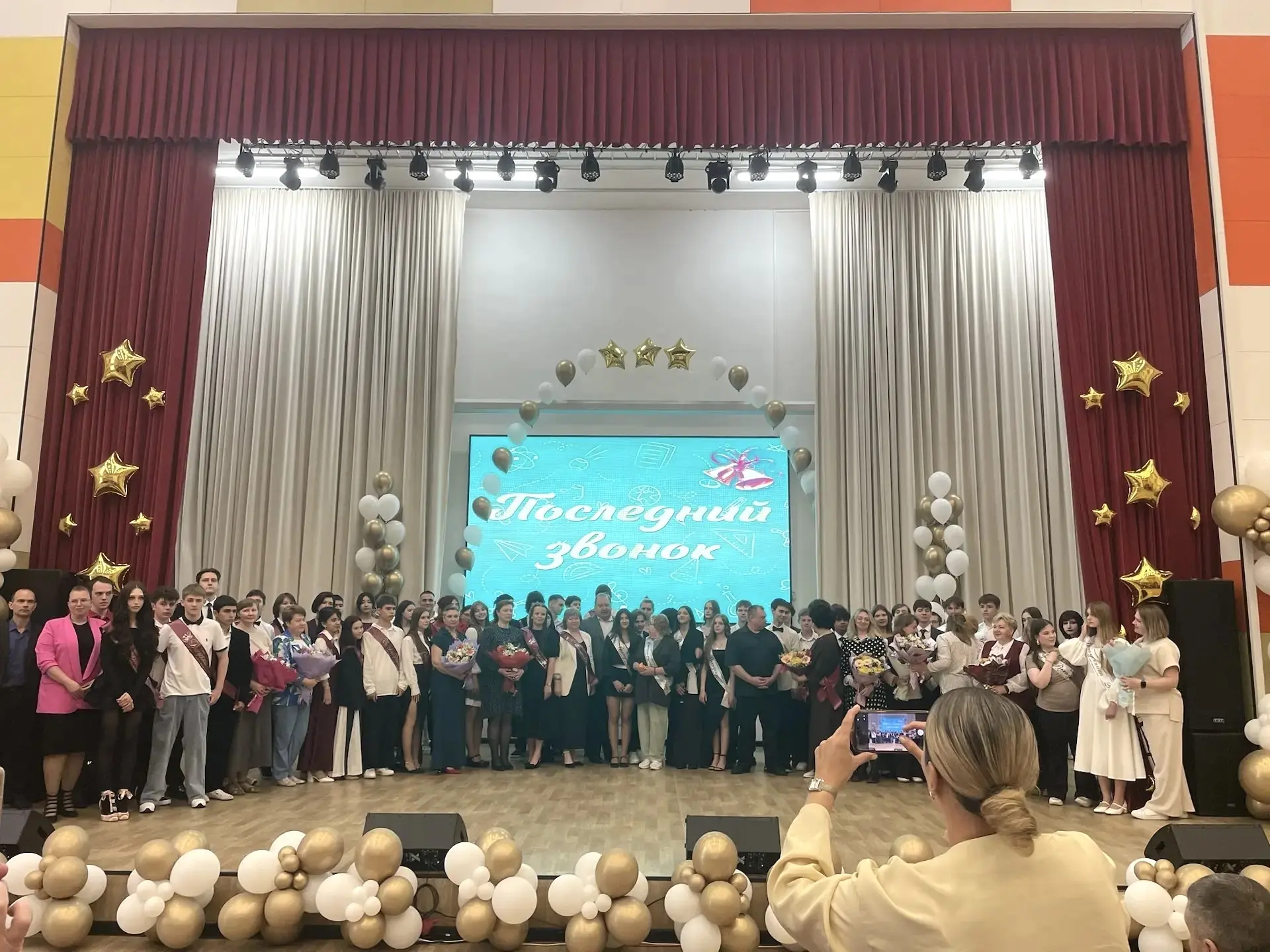 🎓 Сегодня в нашей школе прозвенел последний звонок для 9в и 9г классов.  Позади — девять лет уроков,