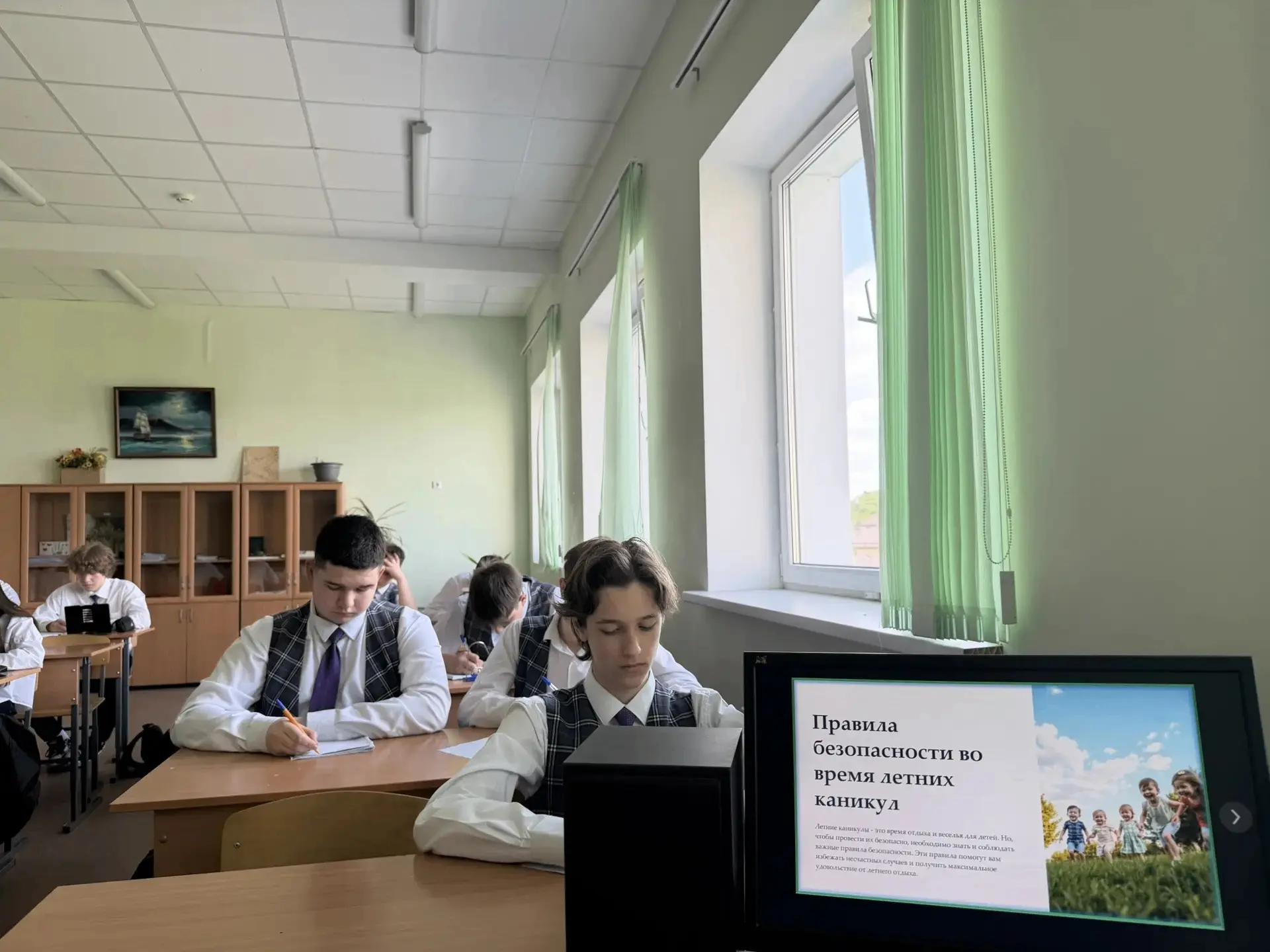 Урок безопасности перед каникулами в 8 классах Наши восьмиклассники на уроке ОБЗР повторили 5 главны