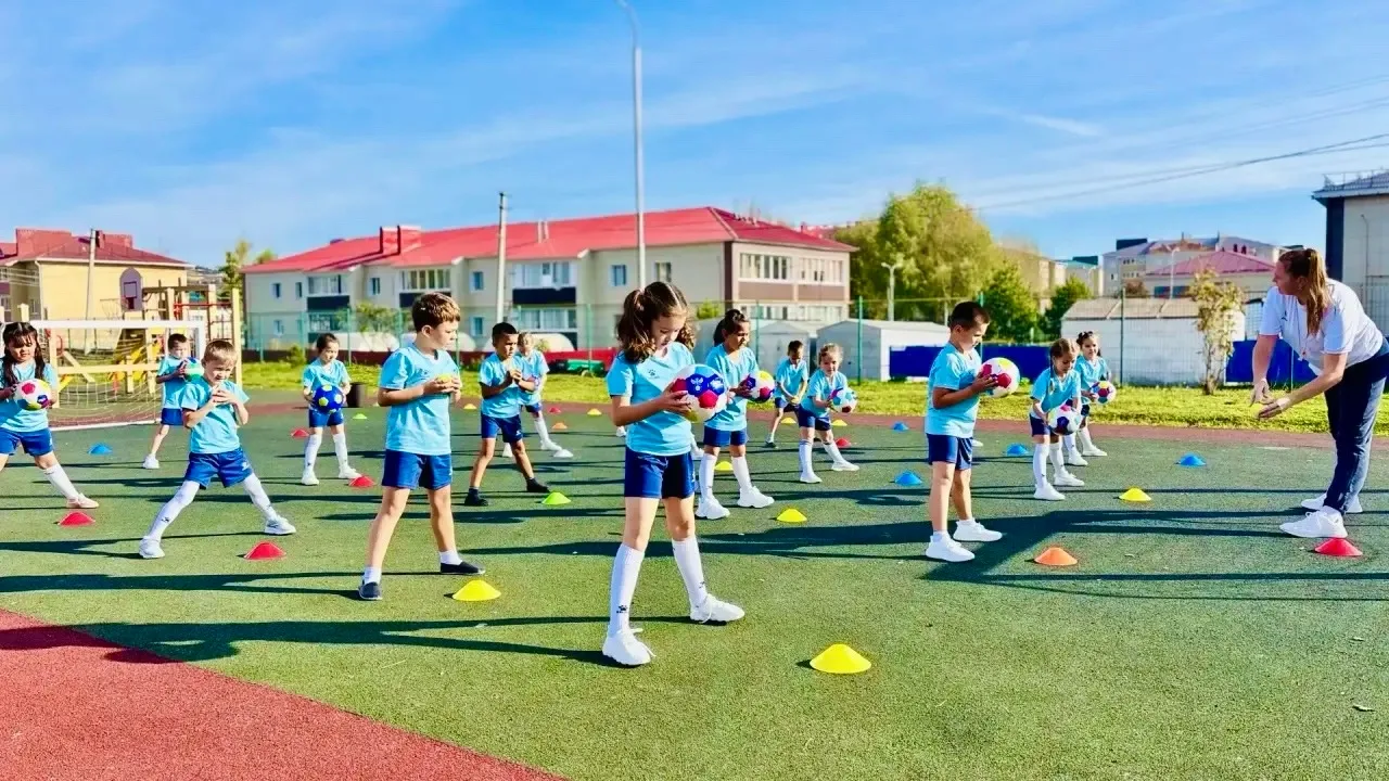 Утро с футбольными мячами! ⚽️🤾👍 Воспользовались последними лучами солнца🌞, освоили н...