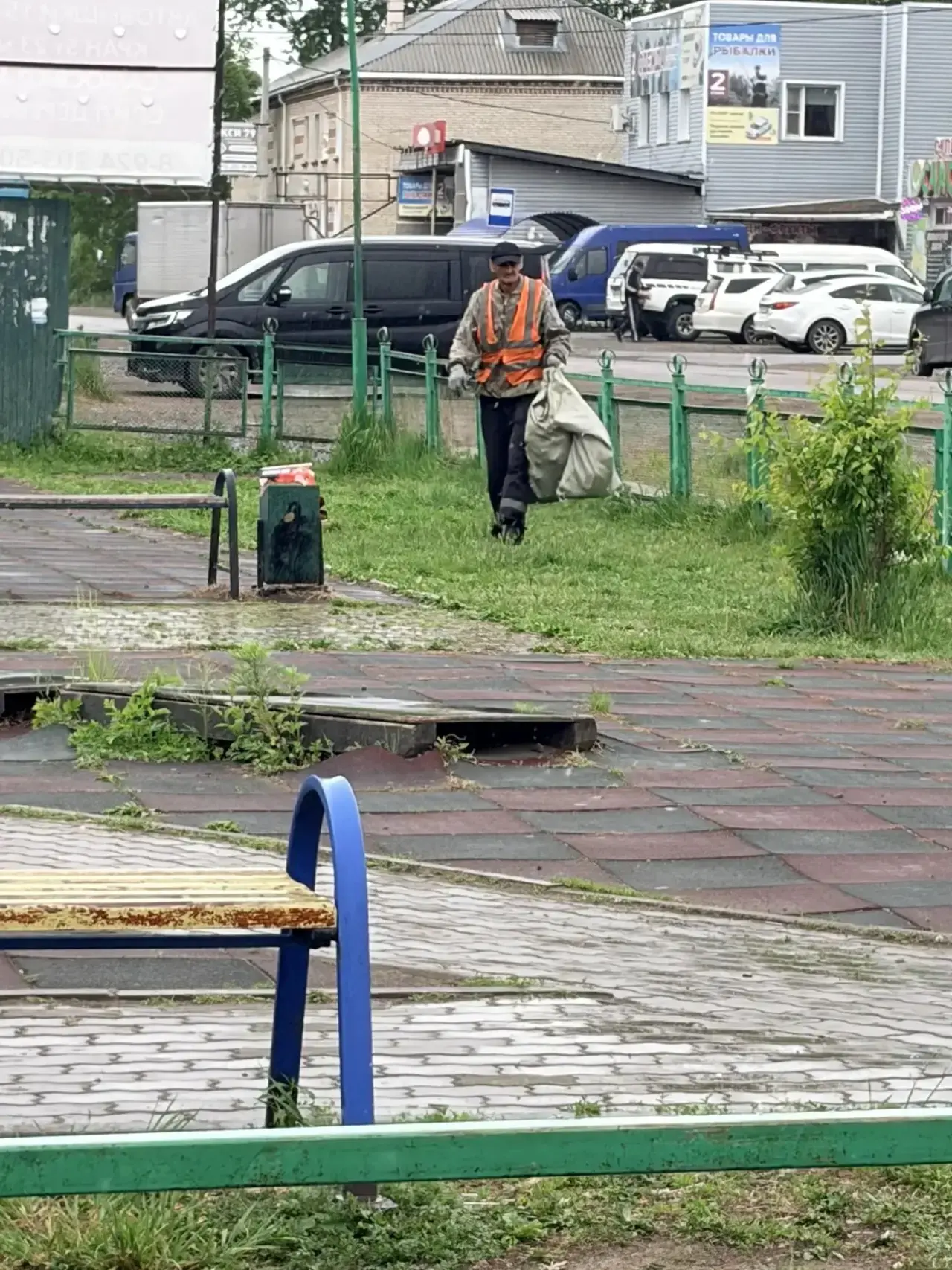 В поселке Николаевка на постоянной основе проводится уборка общественных территорий. Ос...