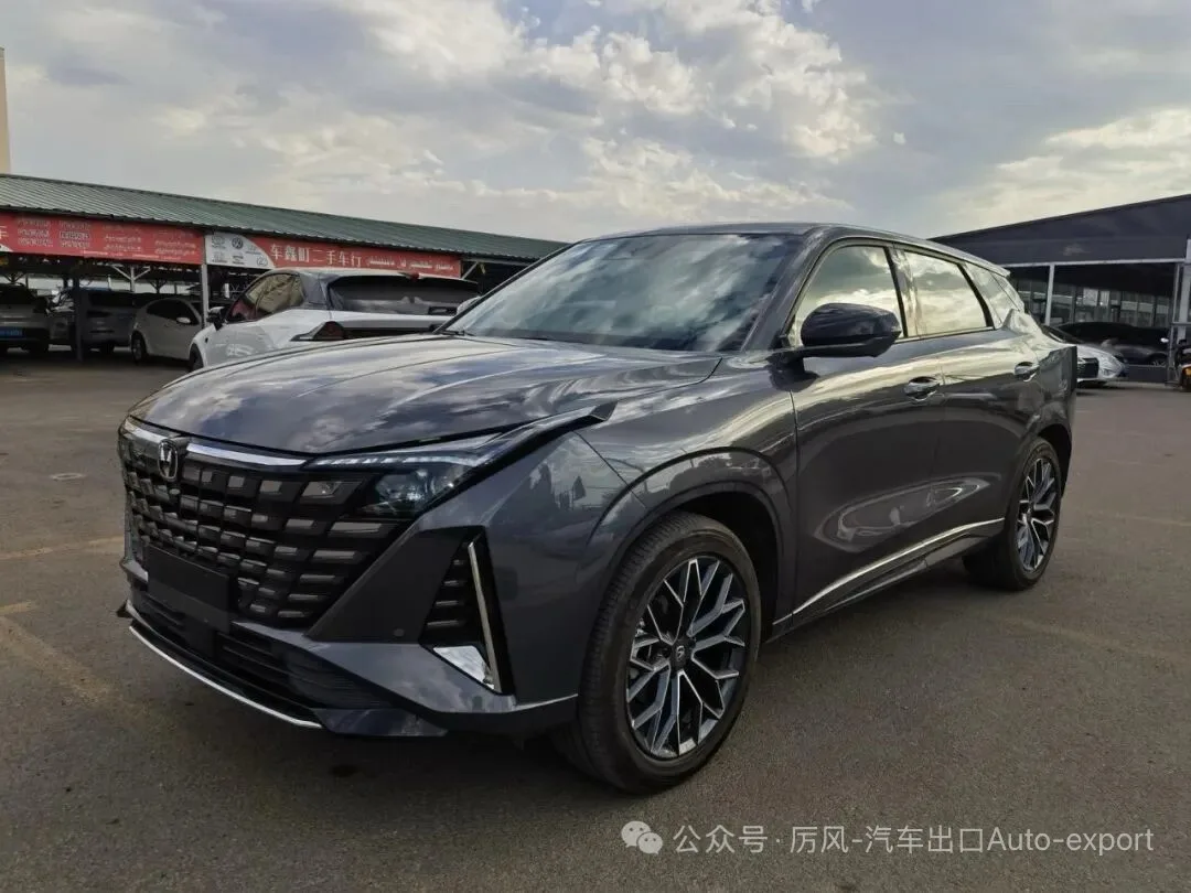 По размеру похож на Lexus RX, колеса R20.