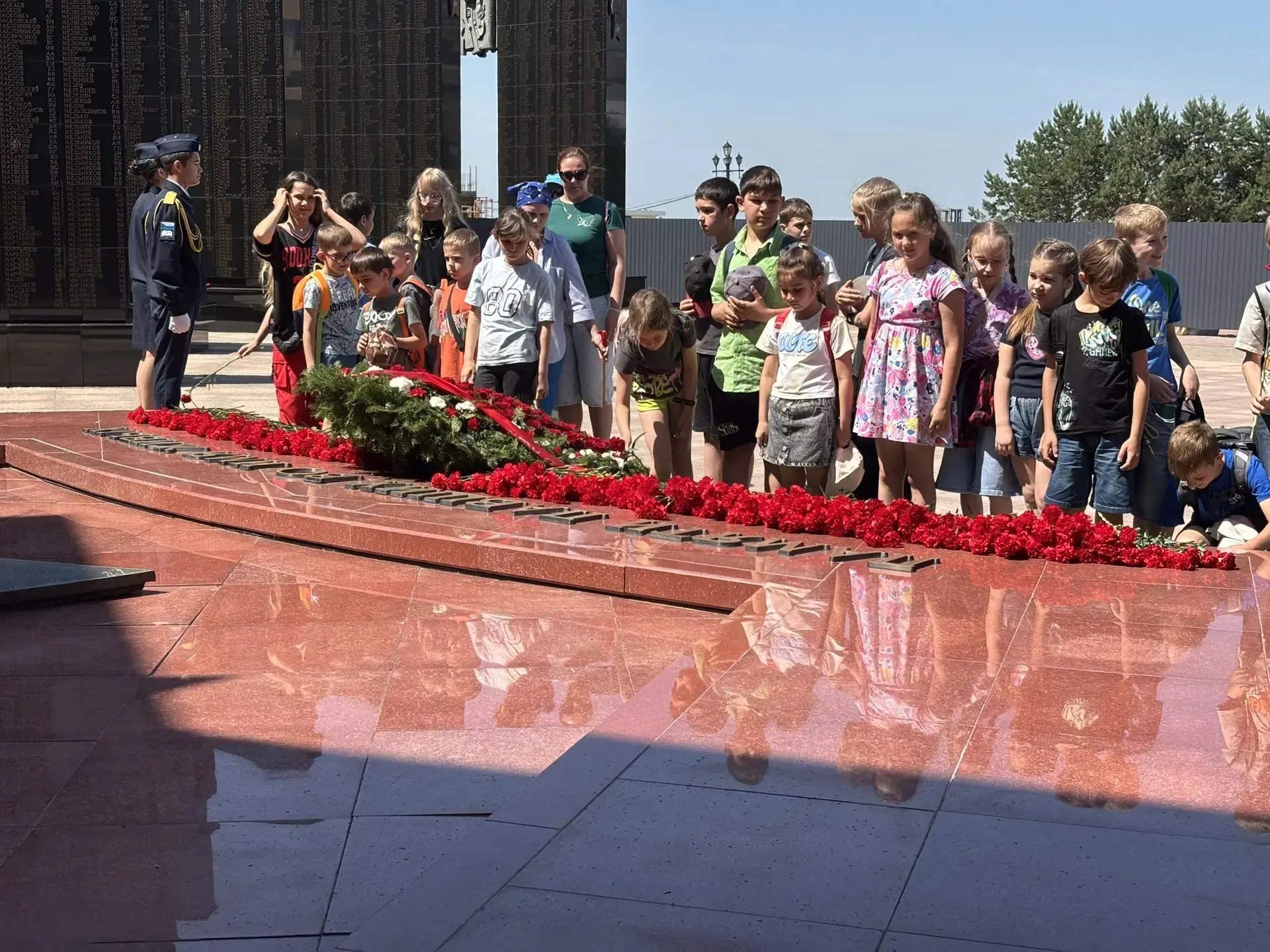 Сегодня на площадке был особенный день 🎉 Начали его с важного🌺 После завтрака поехали на площадь С