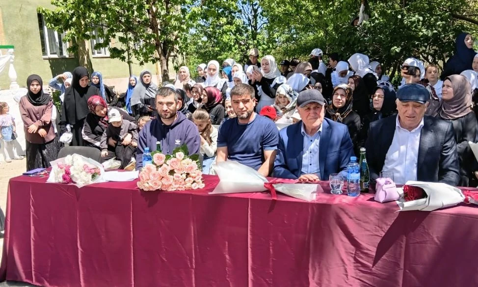 В  "Карамахинской СОШ им. А. К. Атаева" прошёл яркий и волнующий праздник — Последний з...