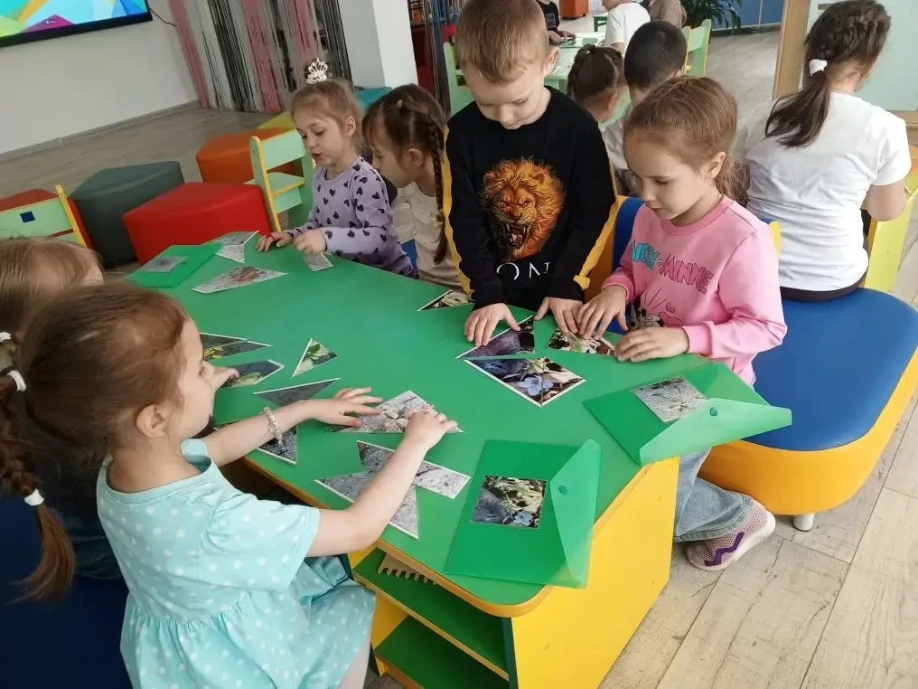 ✨ Музейный урок о первоцветах: первые вестники весны!  Сегодня в старшей группе прошёл увлекательный