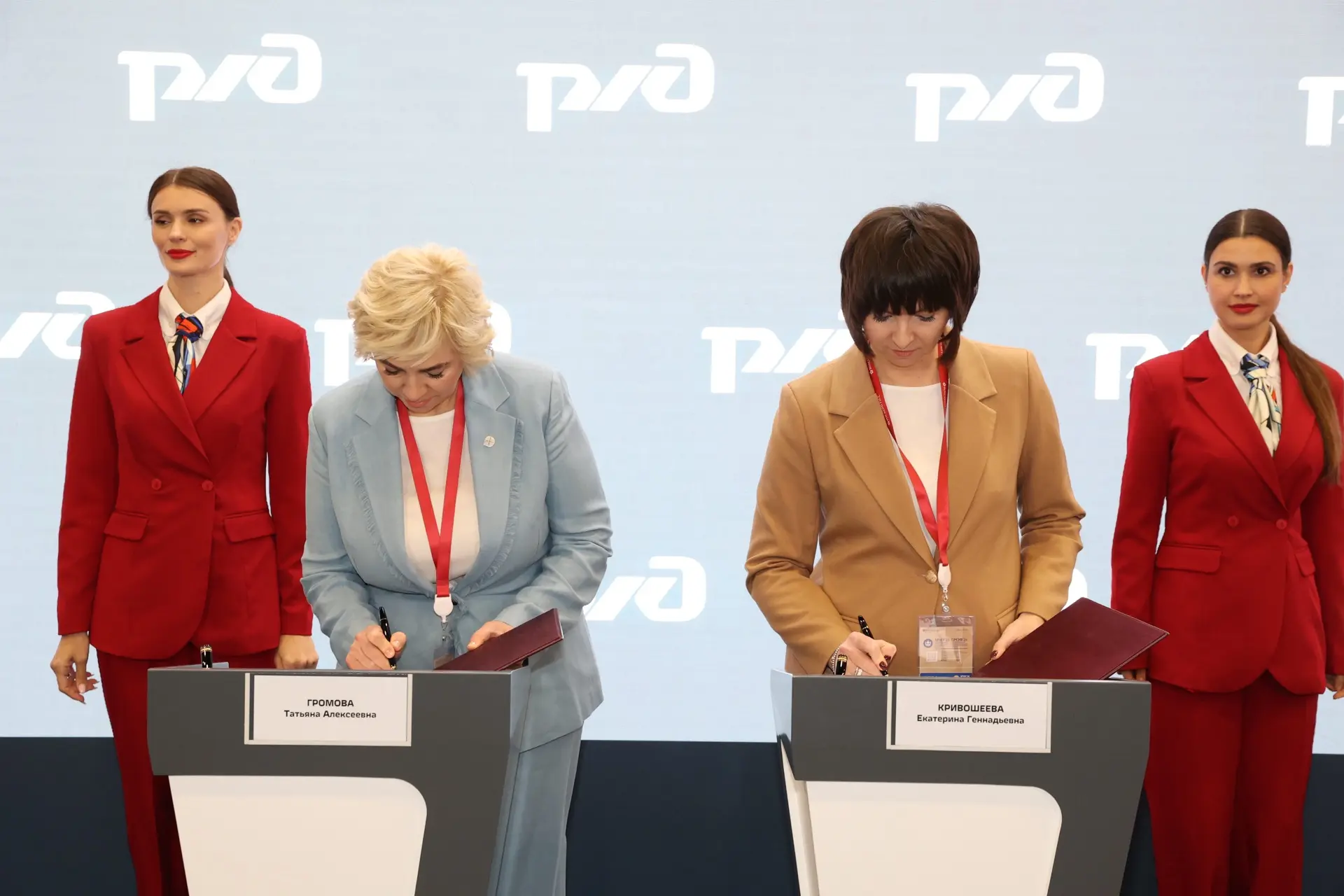 ✅ На полях ПМЭФ-2026 ППК «Роскадастр» и ОАО «РЖД» заключили соглашение о сотрудничестве. Подписи под