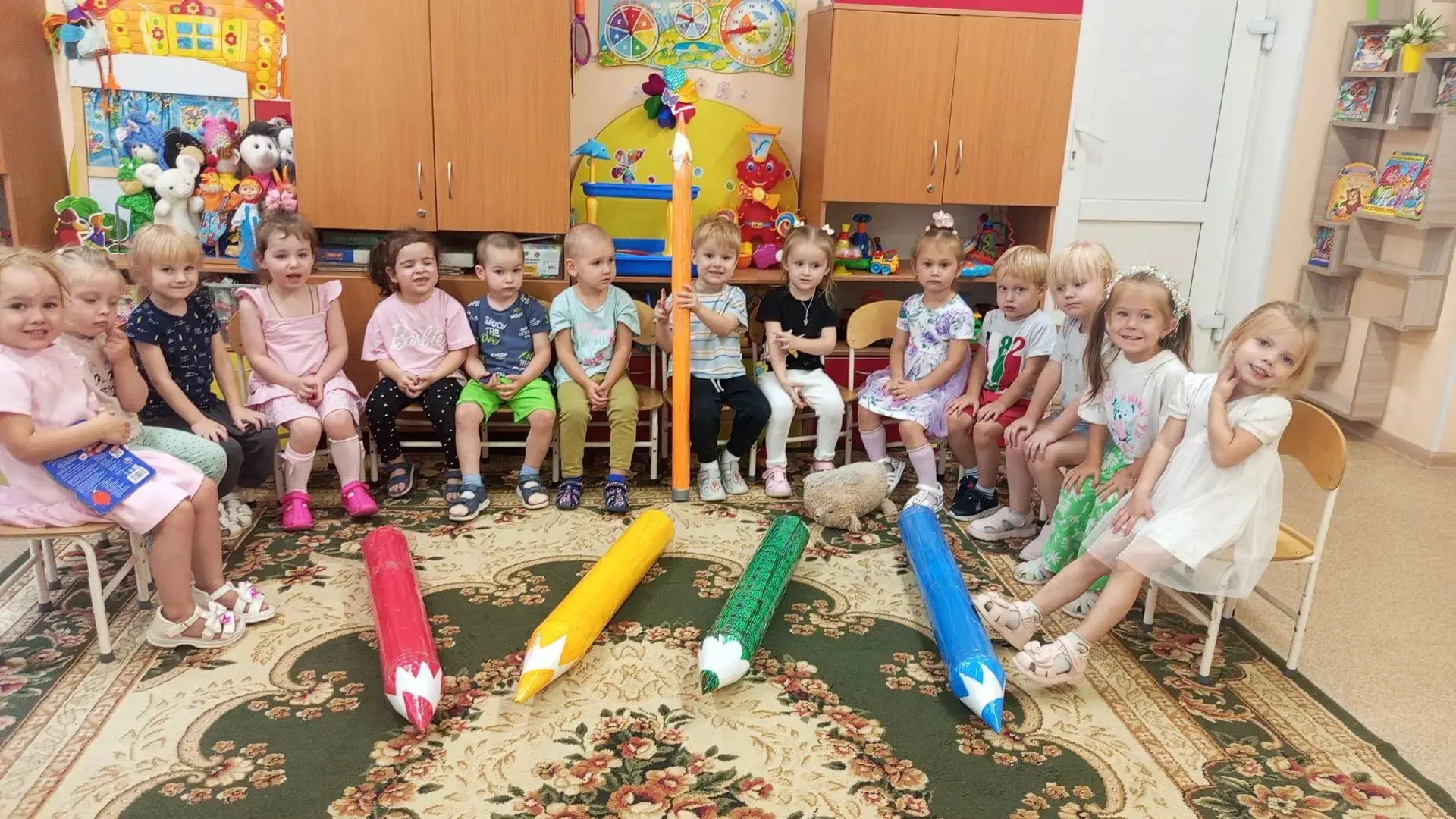 ✨💫В младшей группе 1 прошло знакомство с🖍🖍карандашами. 👫Ребята учились правильно де...