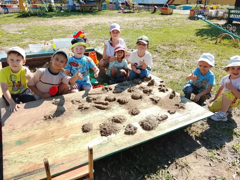Песок в детских руках — настоящая волшебная вселенная! ✨ Из простого материала рождается целый мир: 
