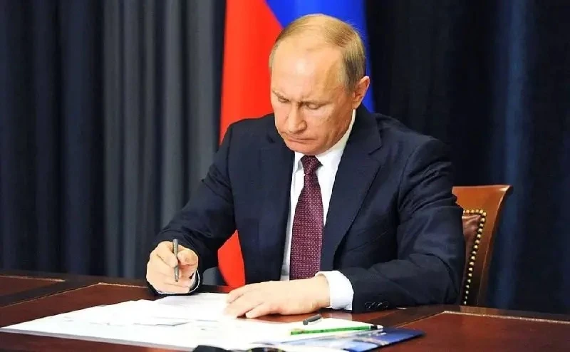 Путин разрешил вдовам погибших военных бесплатно поступать в вузы и запретил увольнять вернувшихся с