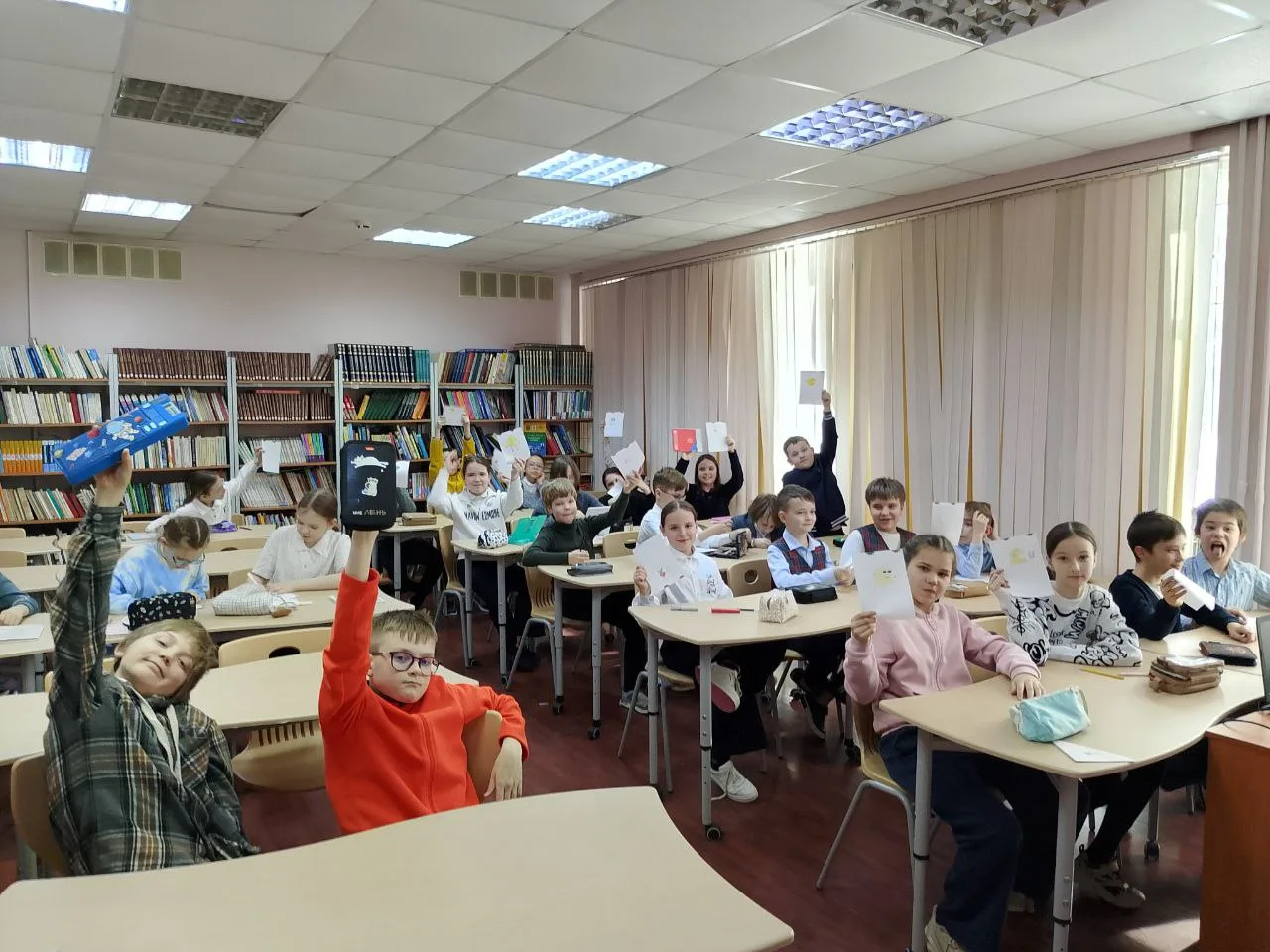 Четвероклассники создали своих героев под руководством юных экскурсоводов. «Мир открытий» продолжает