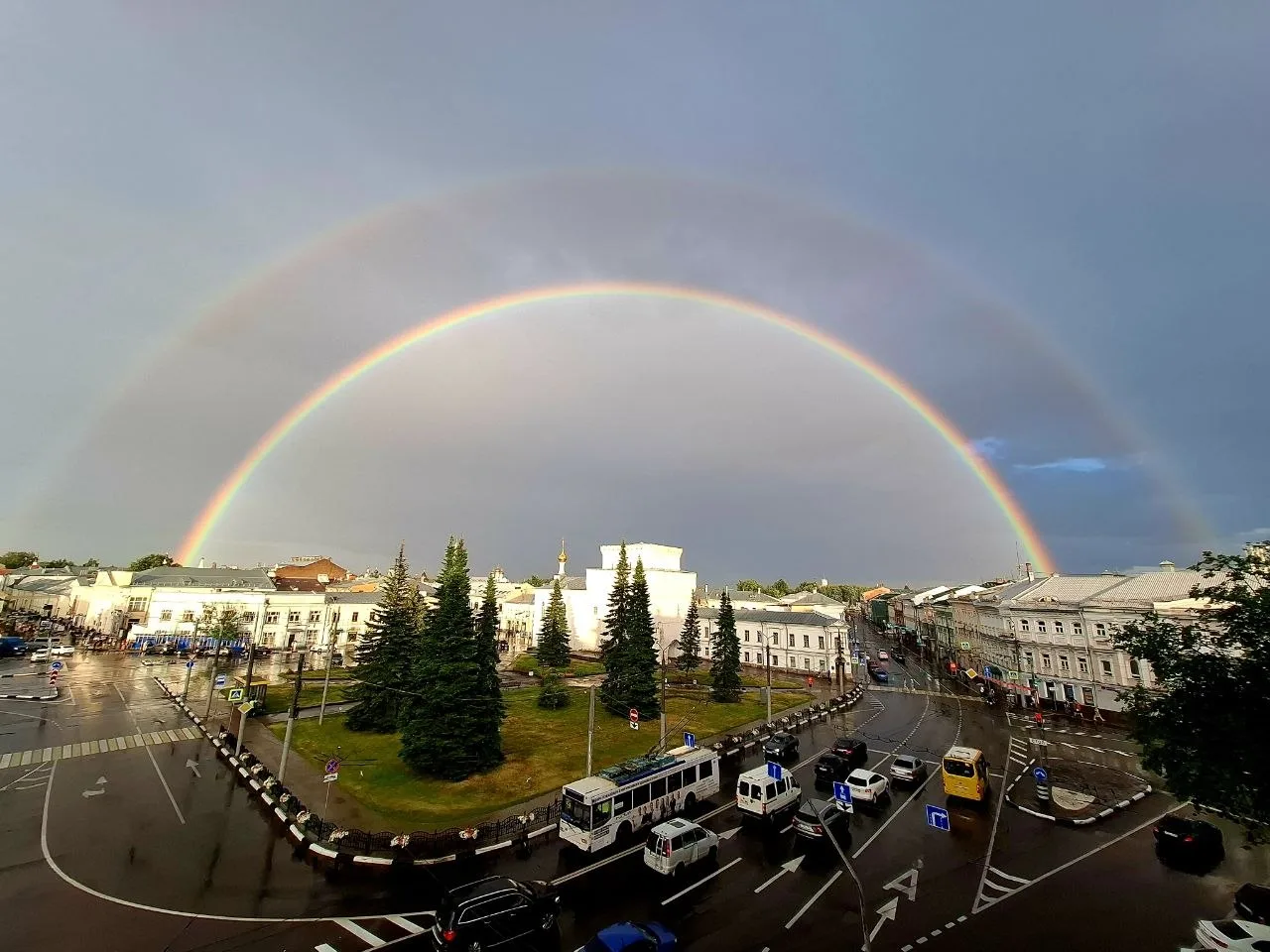 А такая красота над центром города!