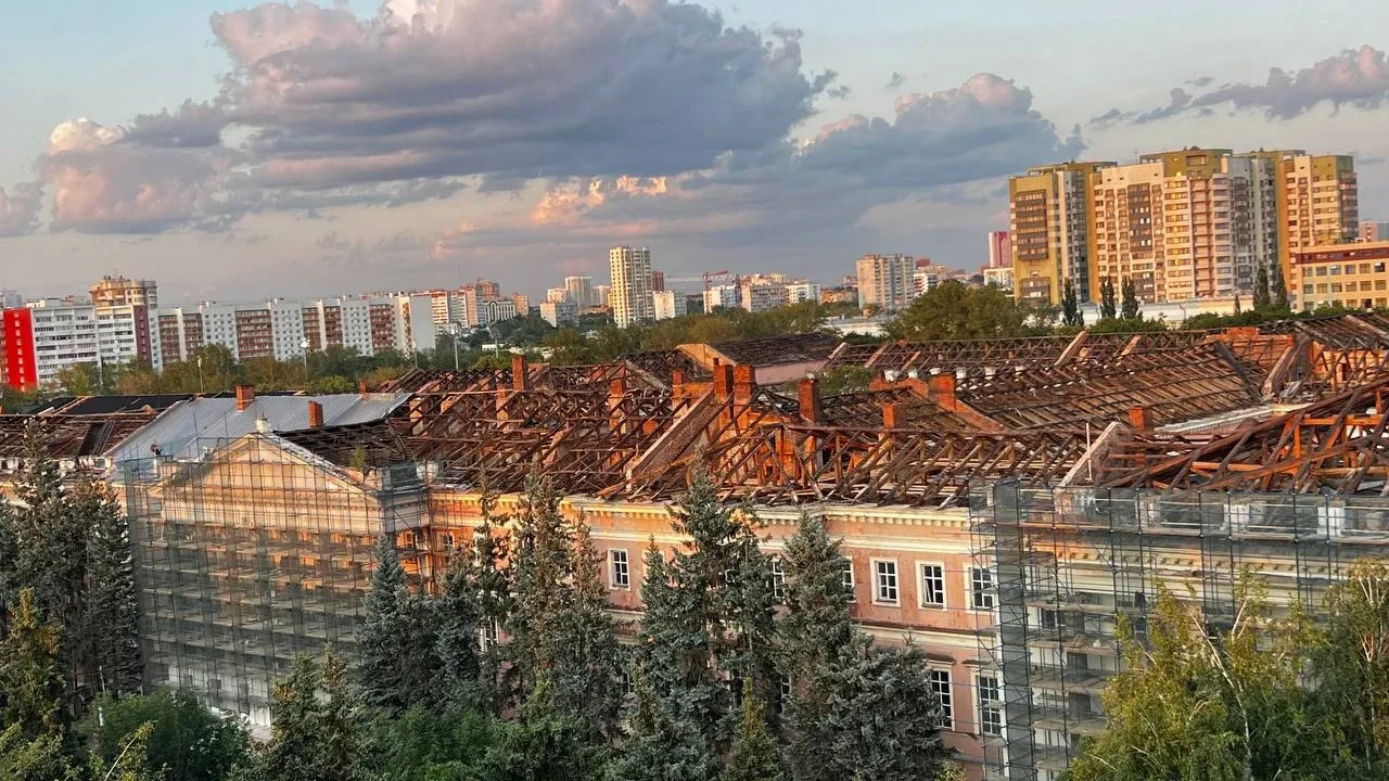 🏛️ Новые кадры масштабных работ по обновлению кровли Екатерининского дворца в Лефортово 

На террит