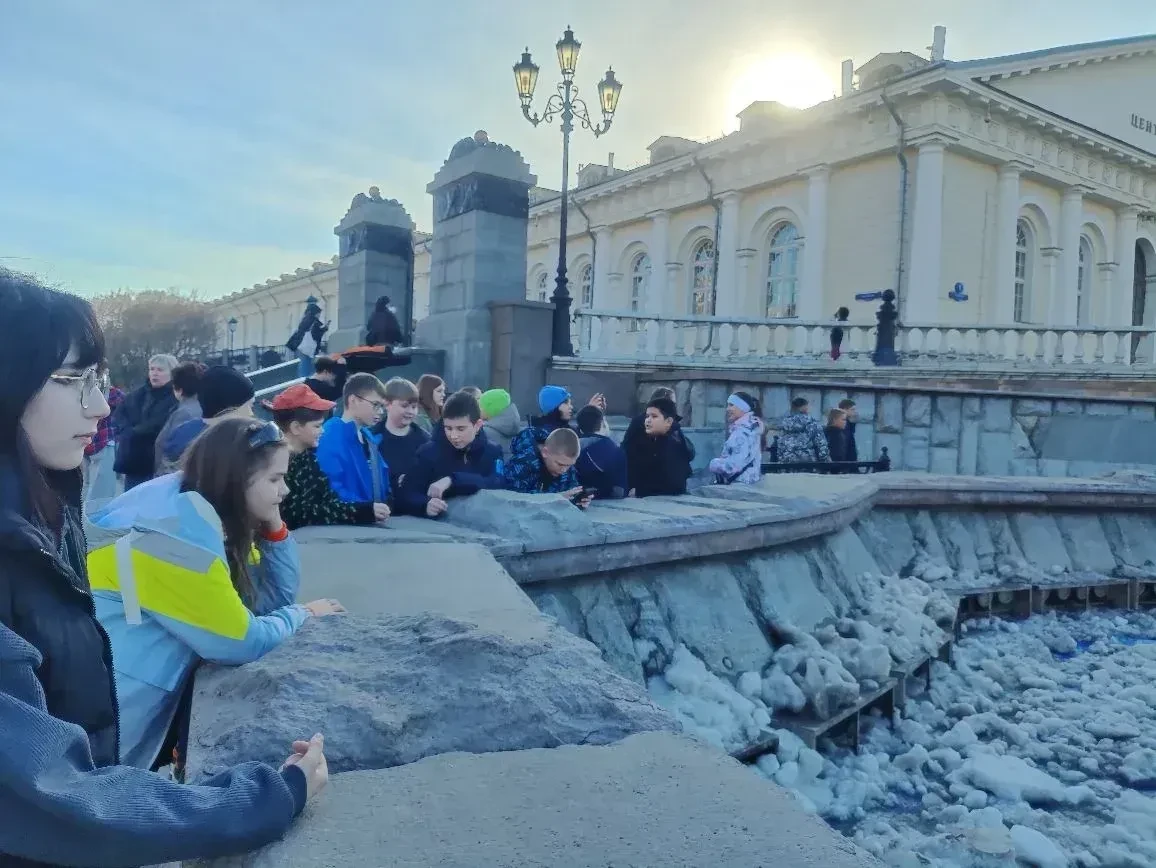 УРОК ПОЗНАНИЯ ОТЕЧЕСТВА для лицеистов состоялся в самом сердце столицы России. Школьный десант 6а (к