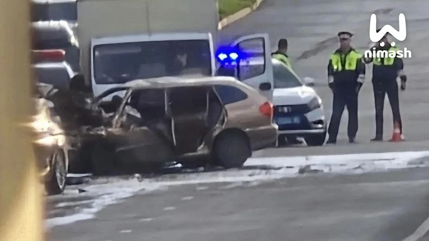 Легковушка загорелась после аварии на улице Академика Сахарова в Нижнем.