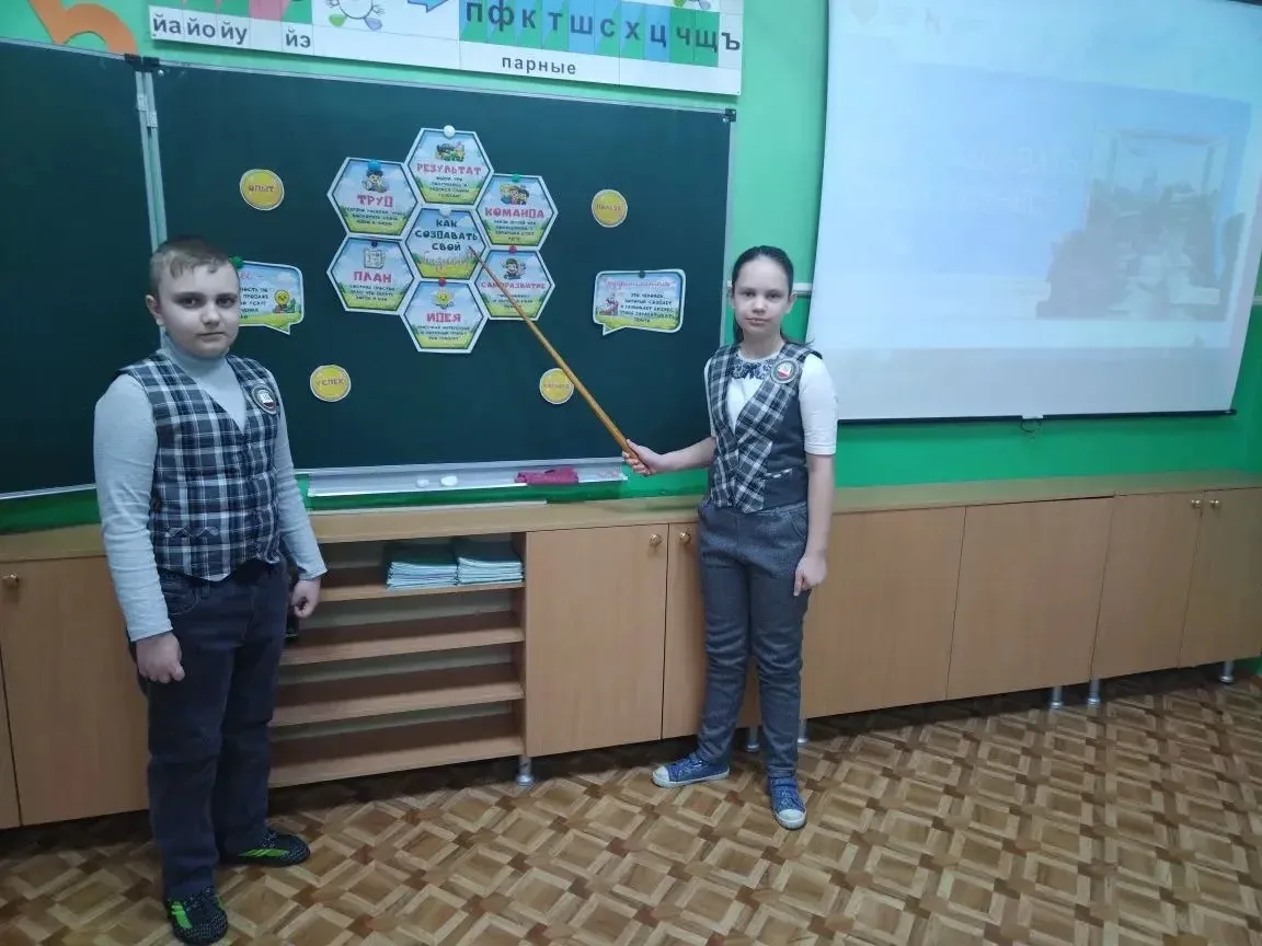 🇷🇺Традиционно утро понедельника началось с подъема Государственного флага Российской Федерации. Как 