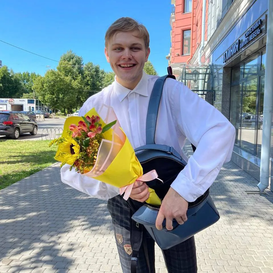 🎒 С 1 сентября тебя! Сегодня отдаю знания по цене двух булочек из школьной столовой