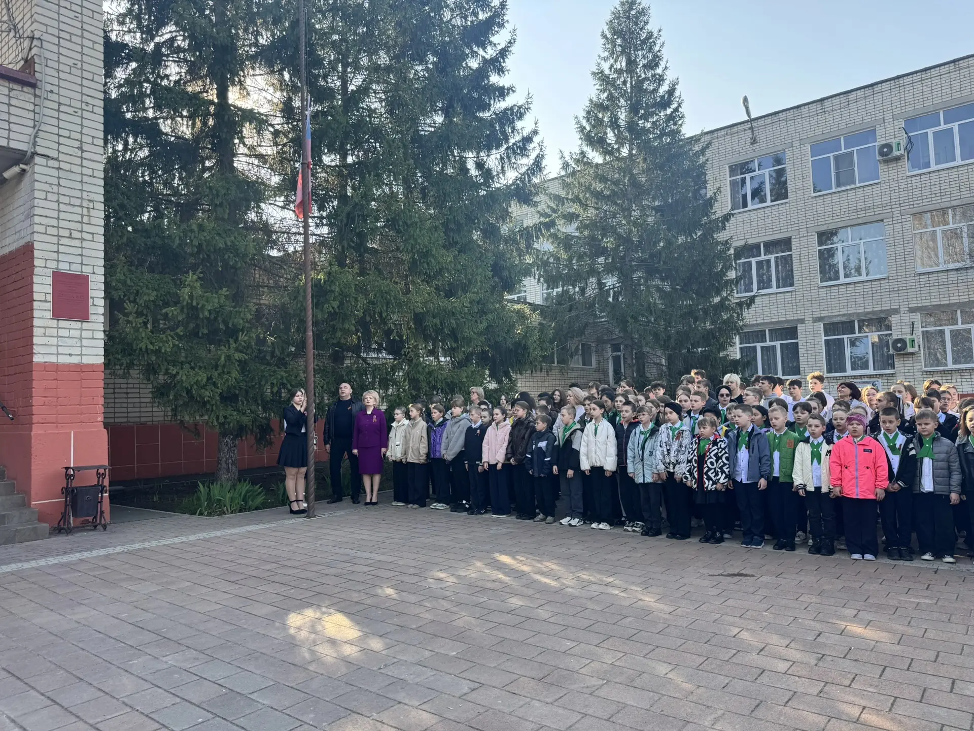 🇷🇺 Торжественное начало новой четверти в средней школе  №18! 🇷🇺  🗓️Новая учебная четверть началась с