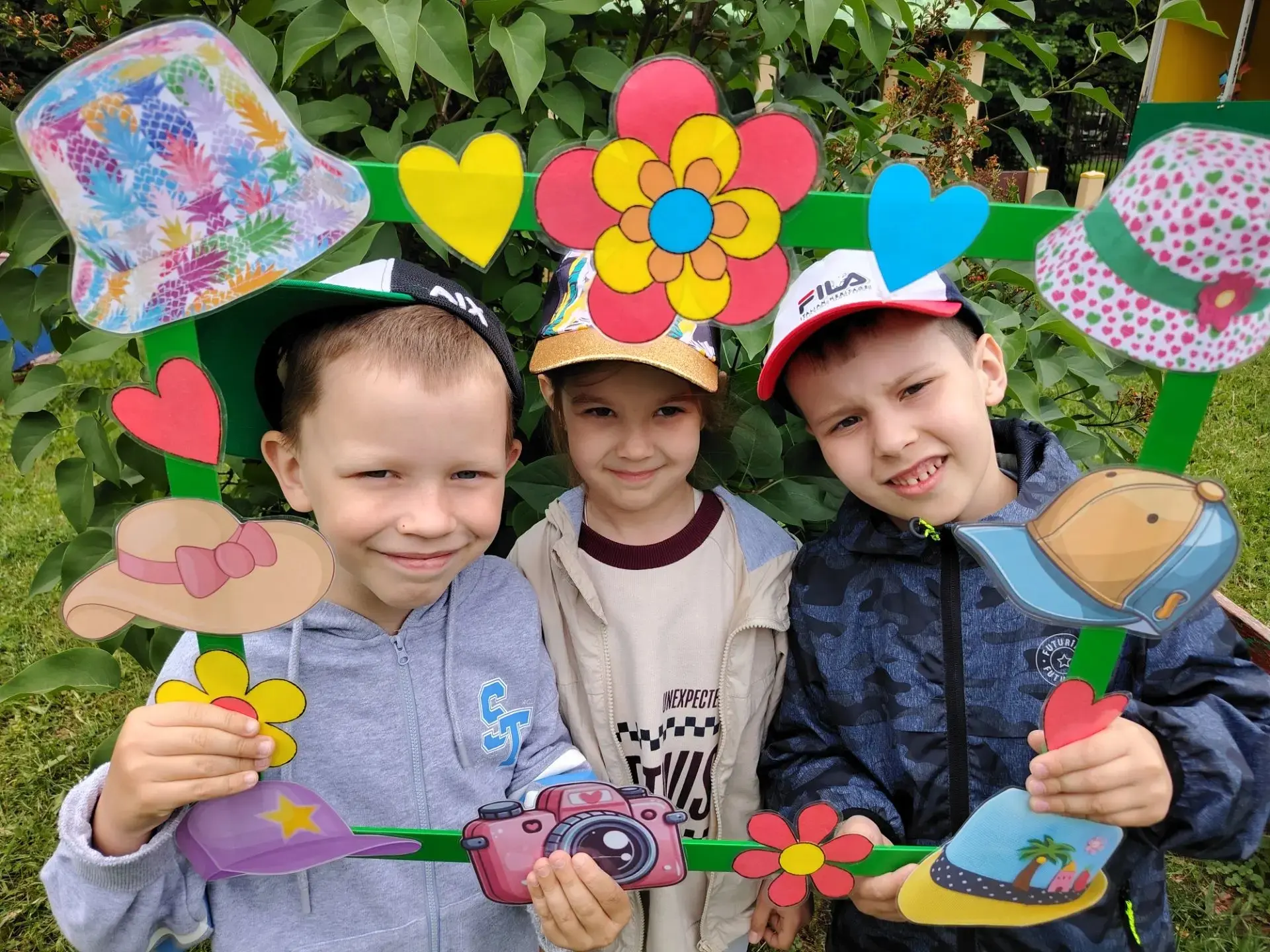 👒 Сегодня в группе «Сказка» прошёл яркий фестиваль панамок. Прогулочная площадка стала не только ве