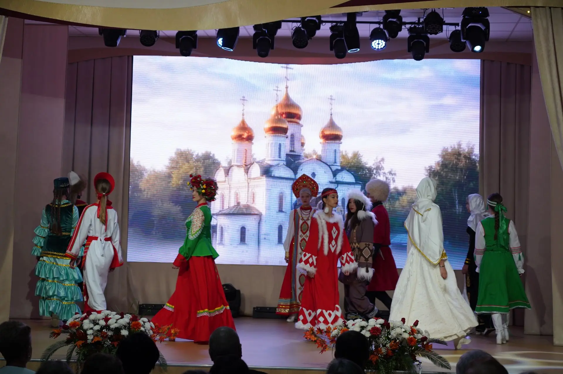 🍁 В Уссурийске поздравили учителей с профессиональным праздником