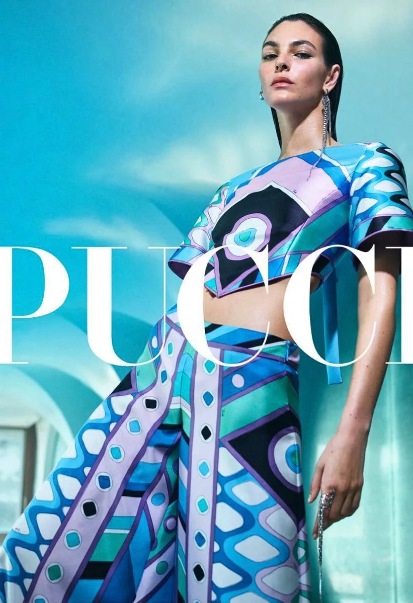 📌 На складе в Москве 1шт.

Арт 5345

Шёлковый платок  «EMILIO PUCCI»

Состав - Шёлк 
Размер -90 х 9