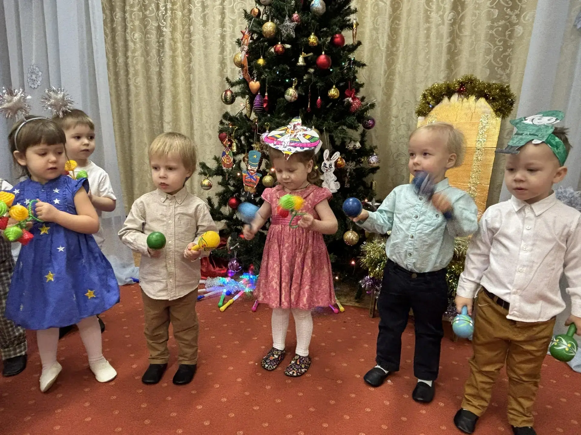 🎈 УРА! Весёлые утренники в дошкольных группах нашей любимой школы №1404 «Гамма» продолжаются!  Ребят