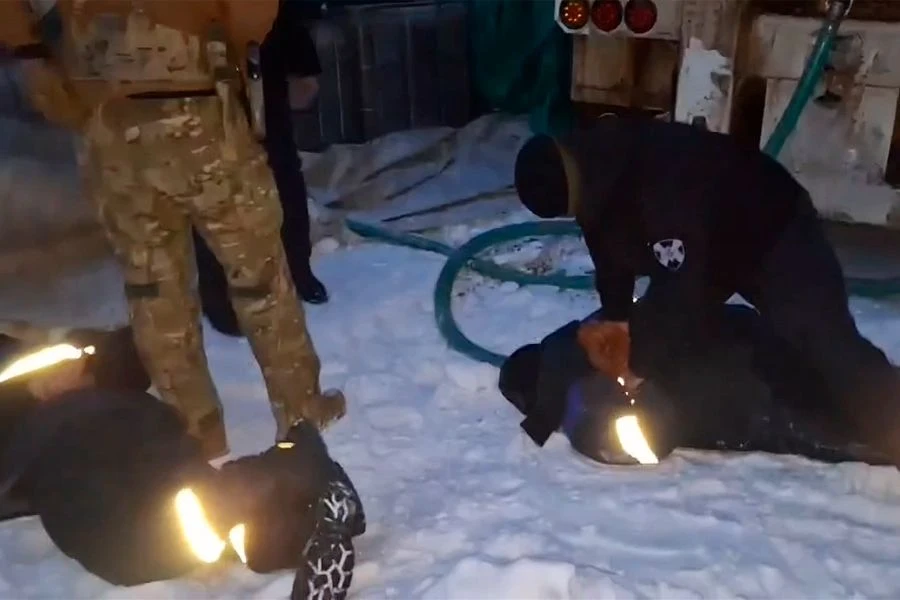 В Якутии при содействии спецназа Росгвардии задержаны похитители дизельного топлива с нефтяного мест