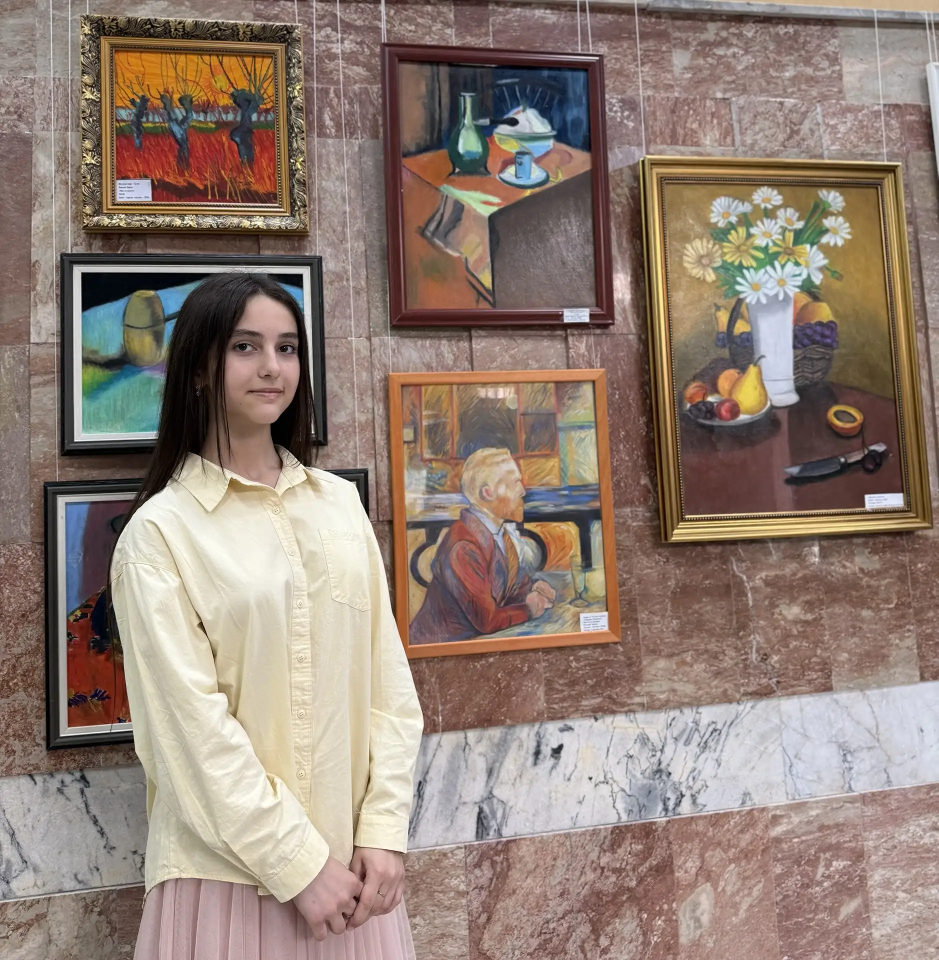 Ученица 9-2 класса,Набиева Насижат, представила свою картину «Посуда на столе» (копия с работы Анри 