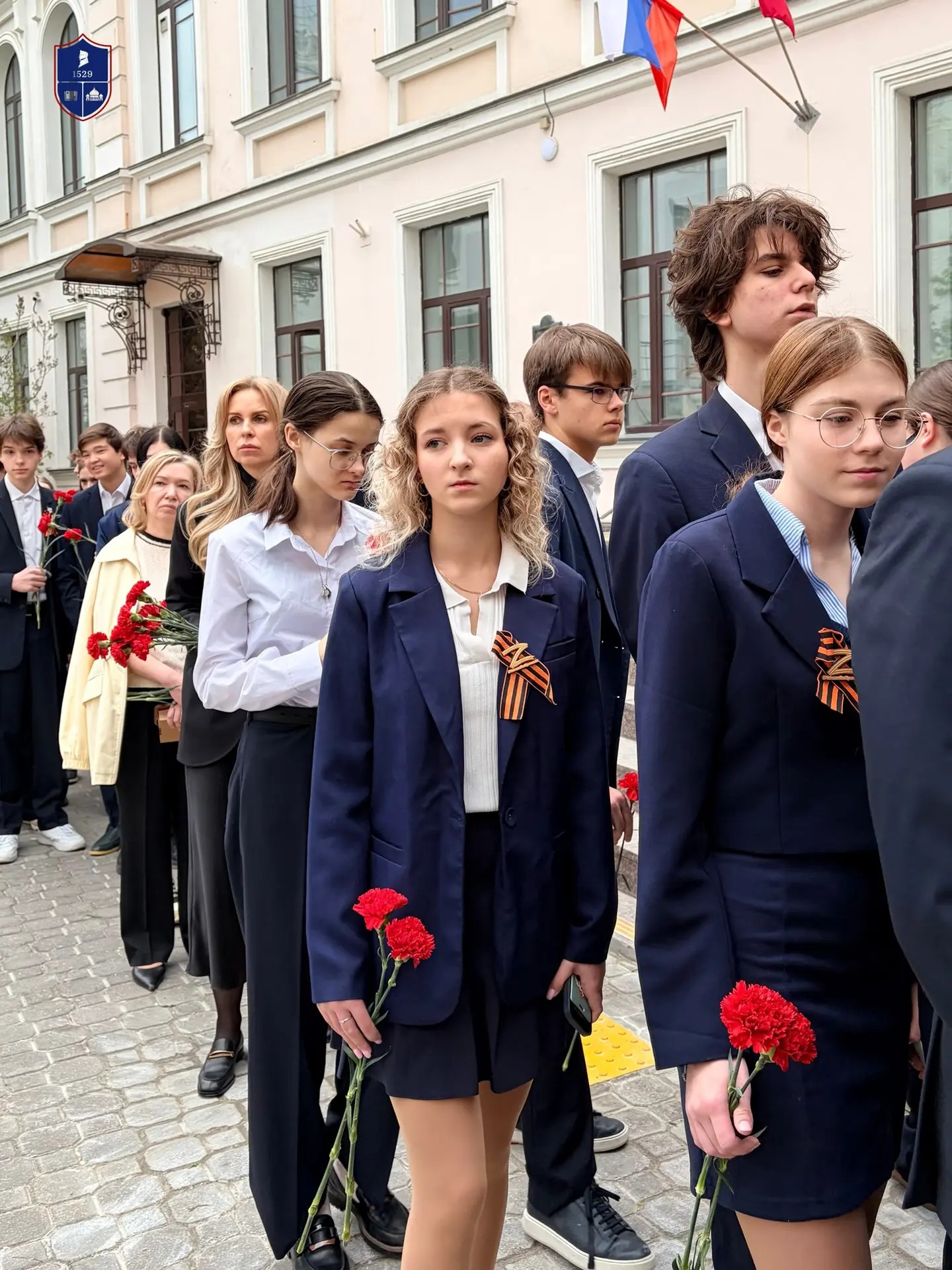 Торжественная линейка. Подвигу народа жить в веках! 🌹  Сегодня в нашей школе прошла торжественная ли