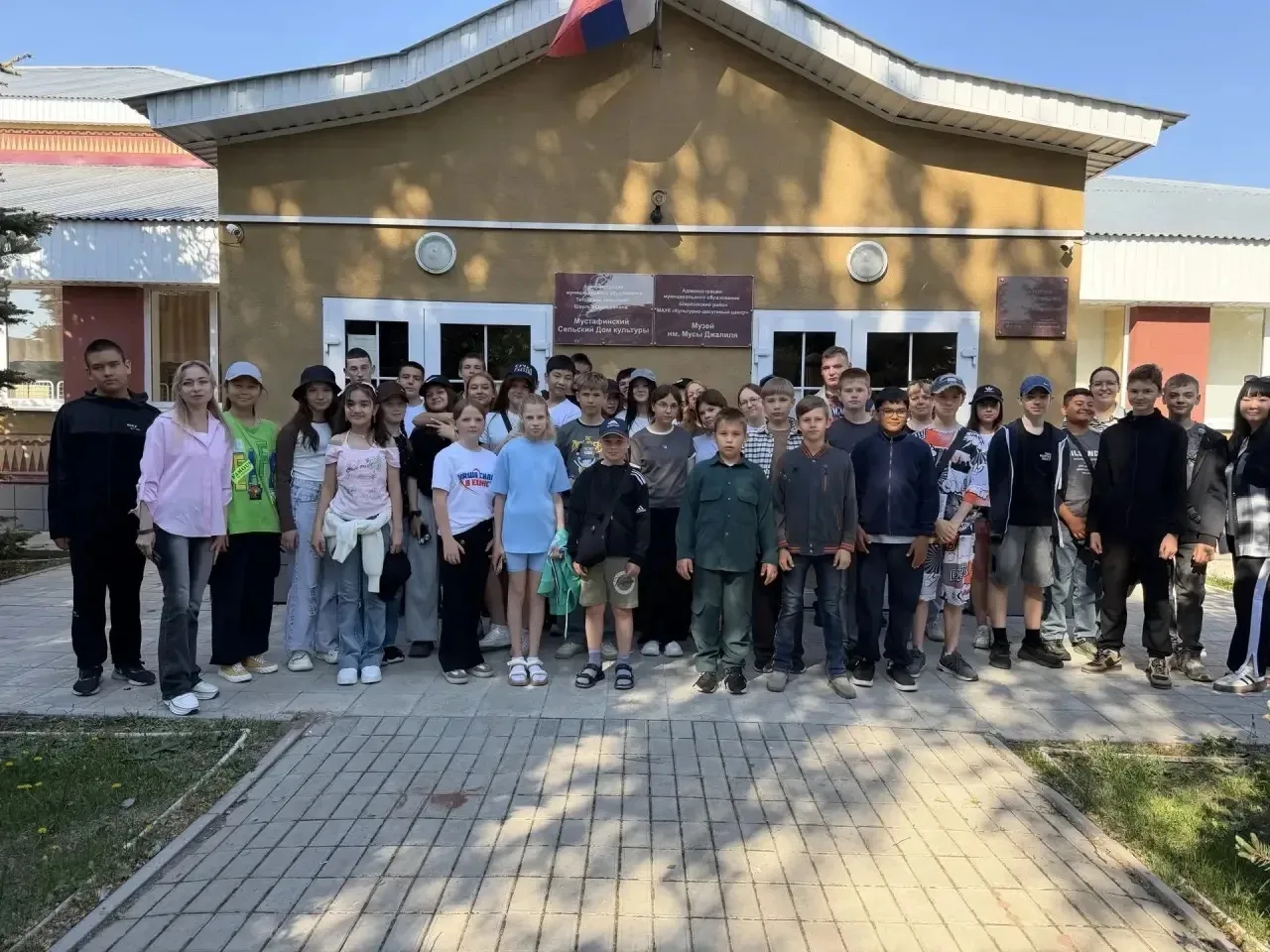 Обучающиеся нашей школы стали участниками насыщенной экскурсионной программы.

Ребята посетили:

Нар