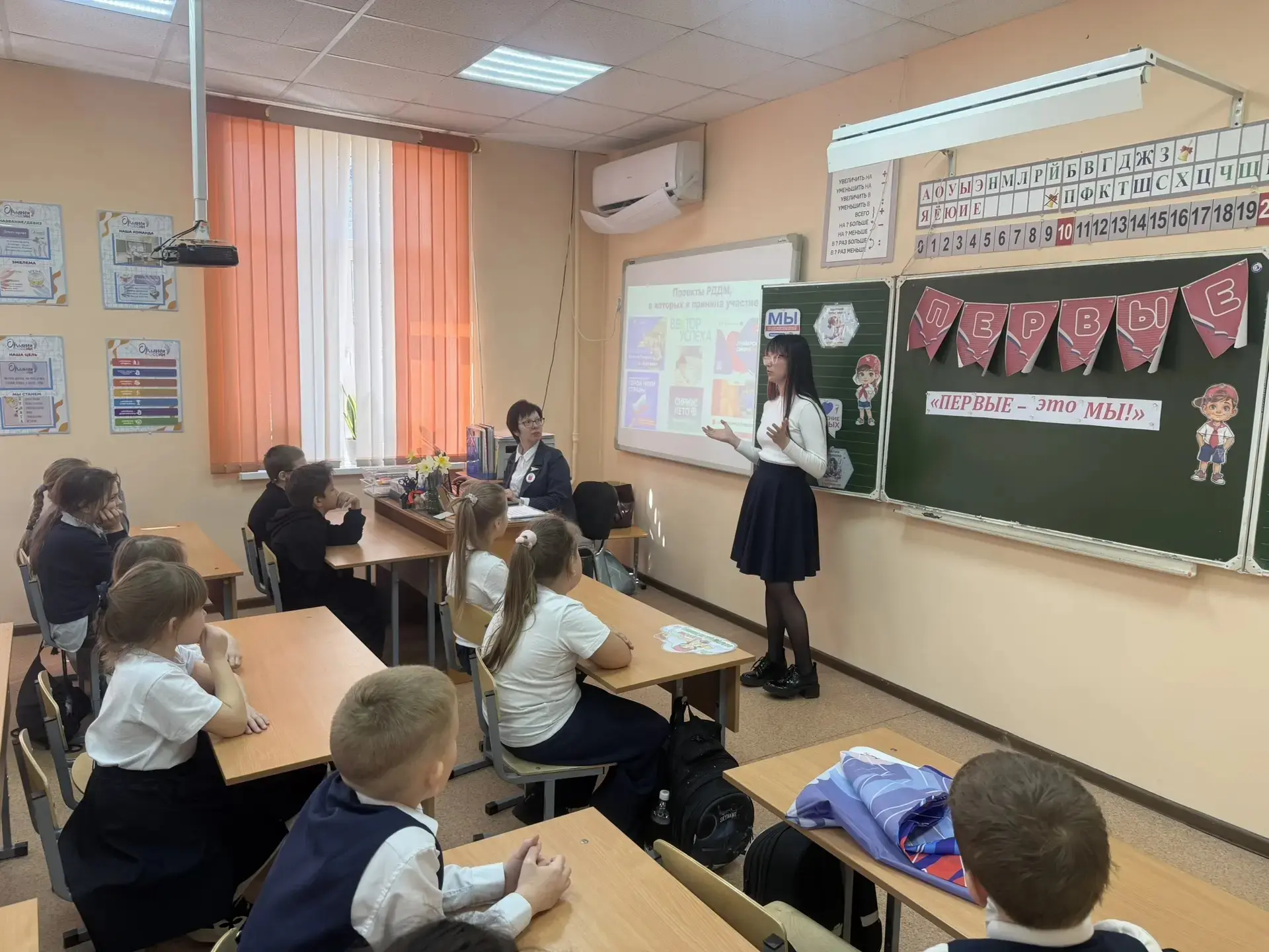 🧑‍🏫Лидеры среди нас: «Первые — это мы!» Встреча поколений в Движении 🤝✨  Сегодня в нашей школе произ