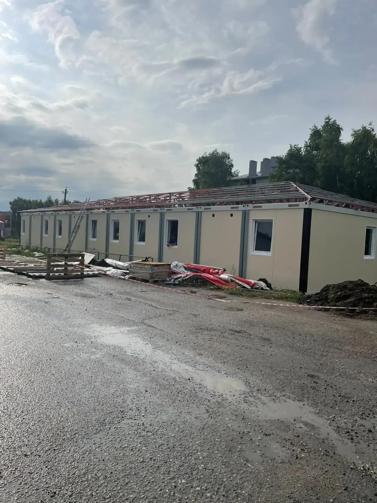 В селе Кижеватово Бессоновского района ведётся монтаж здания новой врачебной амбулатории. 

Работы и