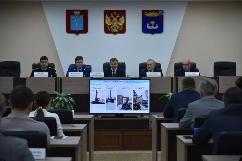 Опять провал. У школы в Балаково появилась яма