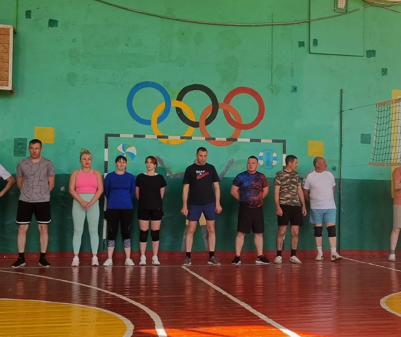 Команда наших родителей по  волейболу на районных соревнованиях "Высший класс".