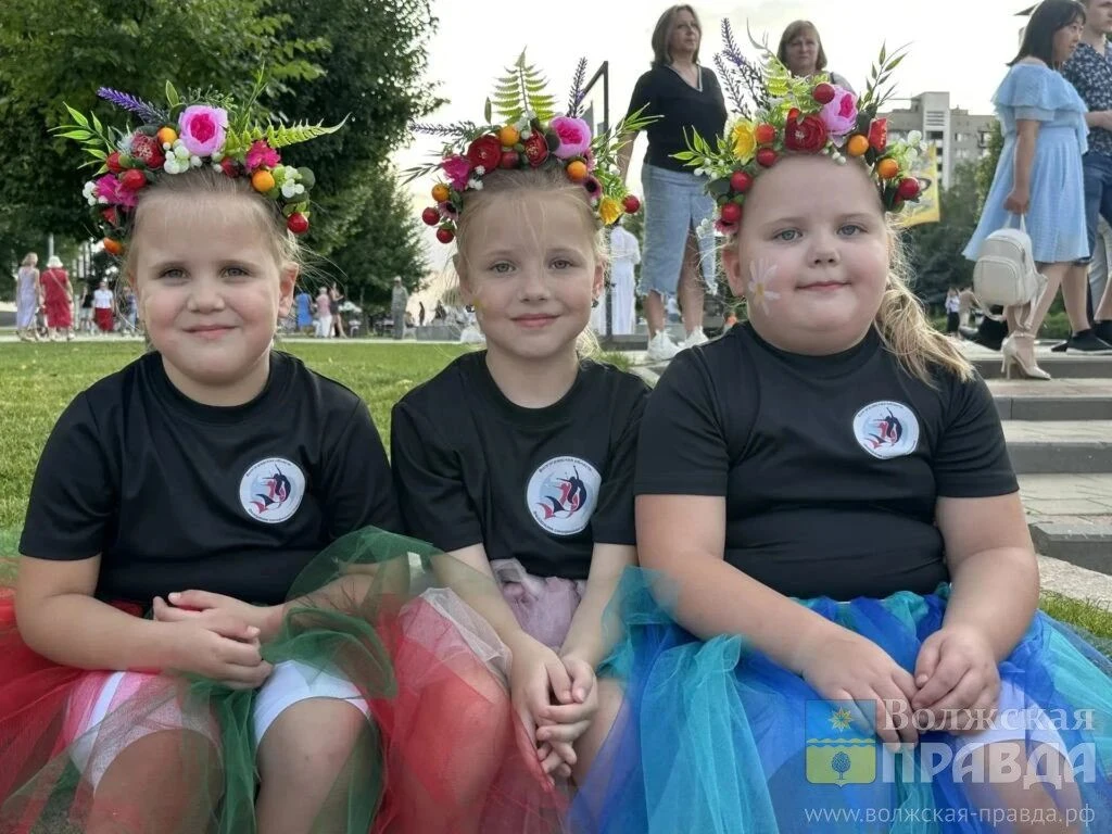 Сегодня прошел грандиозный Парад семей. Сотни горожан собрались на площади Ленина со своими близкими