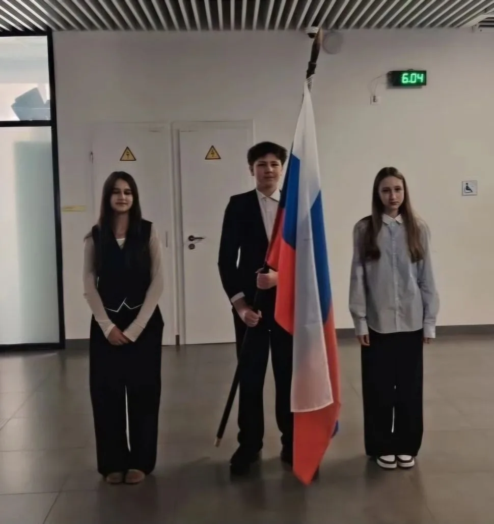 🇷🇺 Равнение на флаг!  🤍 Новую учебную неделю начинаем с традиционной церемонии выноса флага Российск