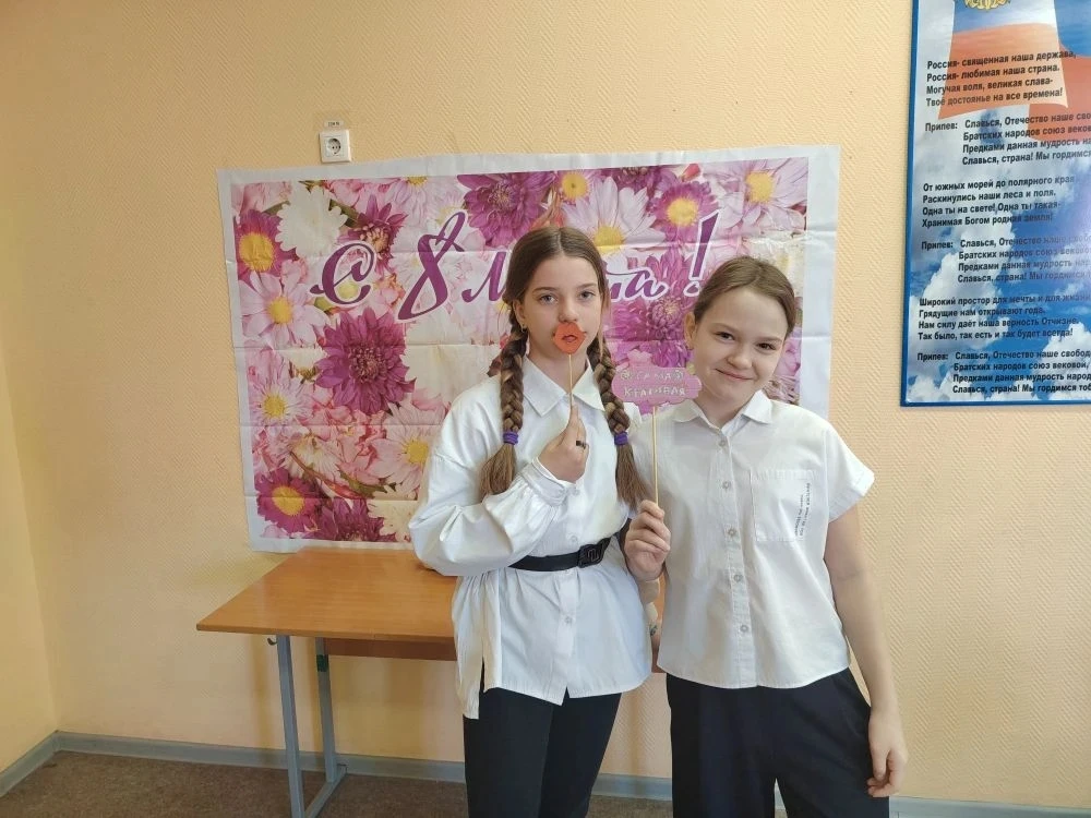 За окнами еще лежит снег, а в нашей школе уже настоящая весна! 🌷  Ученики 6 Г класса подарили нам ку