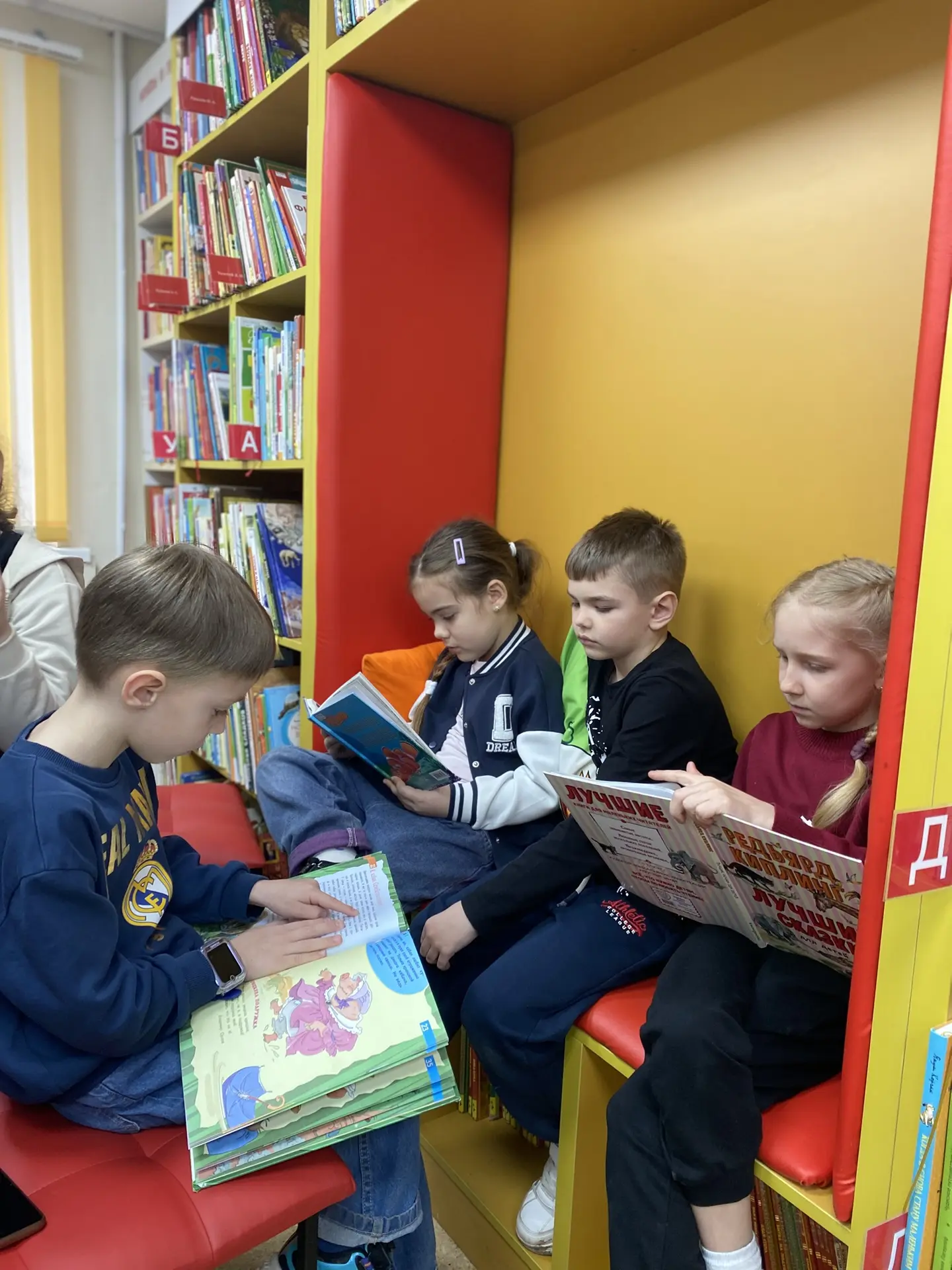 🎶Третий день в пришкольном лагере «дружба»  📚На тематической Неделе детской книги ребята с воспитате