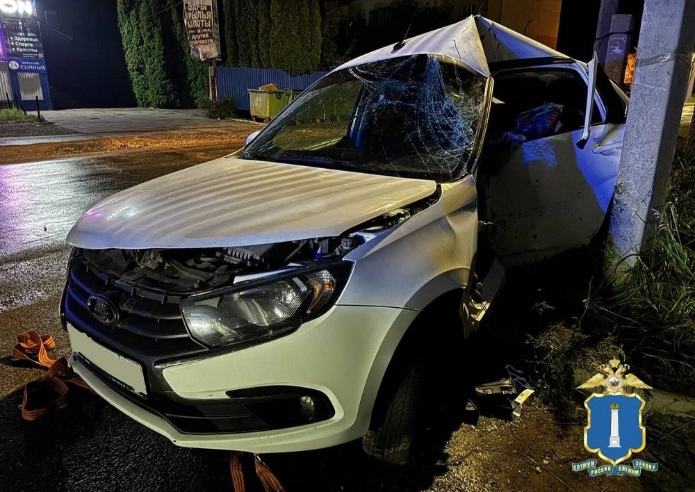 🤯 Машина врезалась в столб на Авиастроителей — водитель госпитализирован