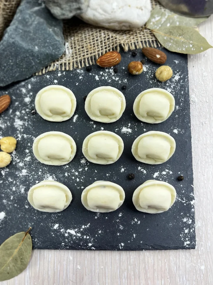 🥟 Крафтовый стаканчик с шоколадными пельменями — это не просто сладость. Это история.

Внутри — 9 м