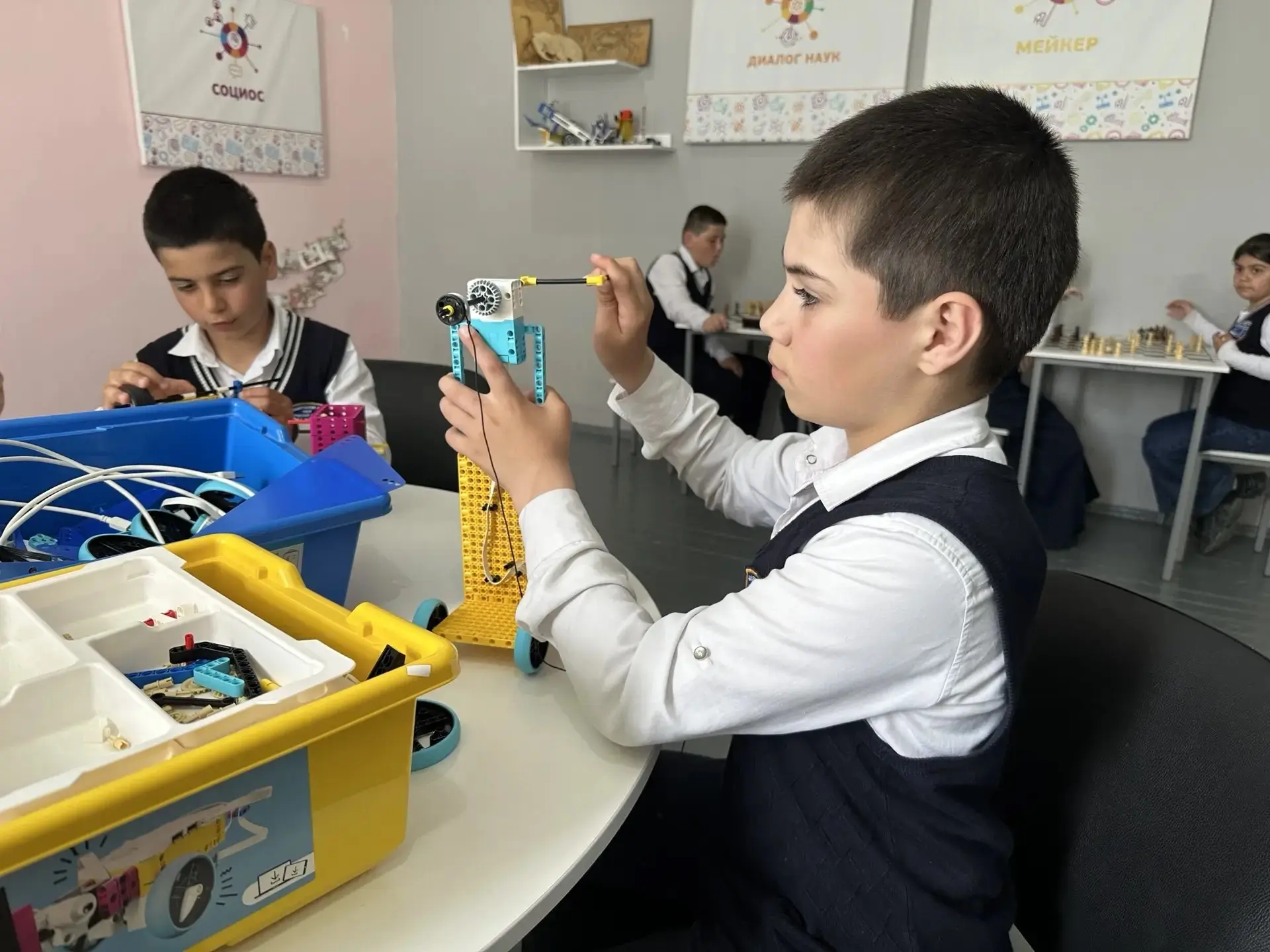 🏫 Урок труда в 5‑м классе: подъёмный кран из LEGO    Сегодня в центре «Точка роста» ученики 5‑го кла