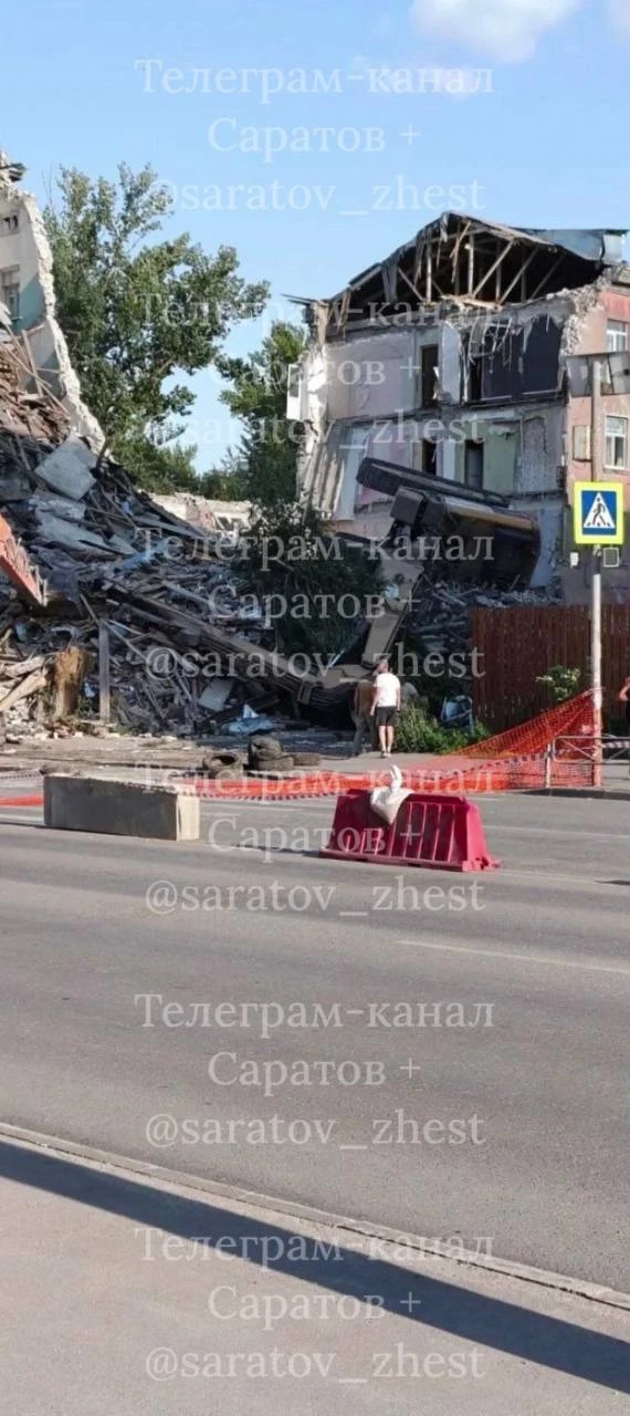 Экскаватор при разборе дома по ул. Крымская дом 3, перевернулся, водитель не пострадал, сам вылез из