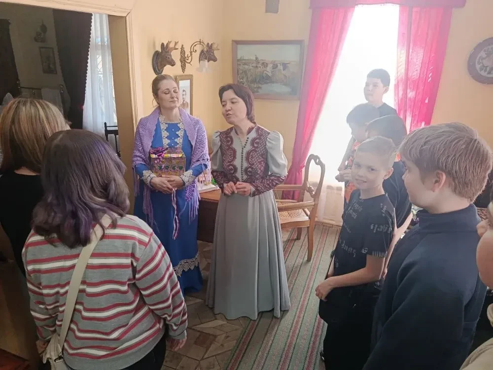 НЕСКУЧНЫЕ КАНИКУЛЫ 6а класс посетил музей купеческого быта. Встретились с купчихой из Казани, обсуди
