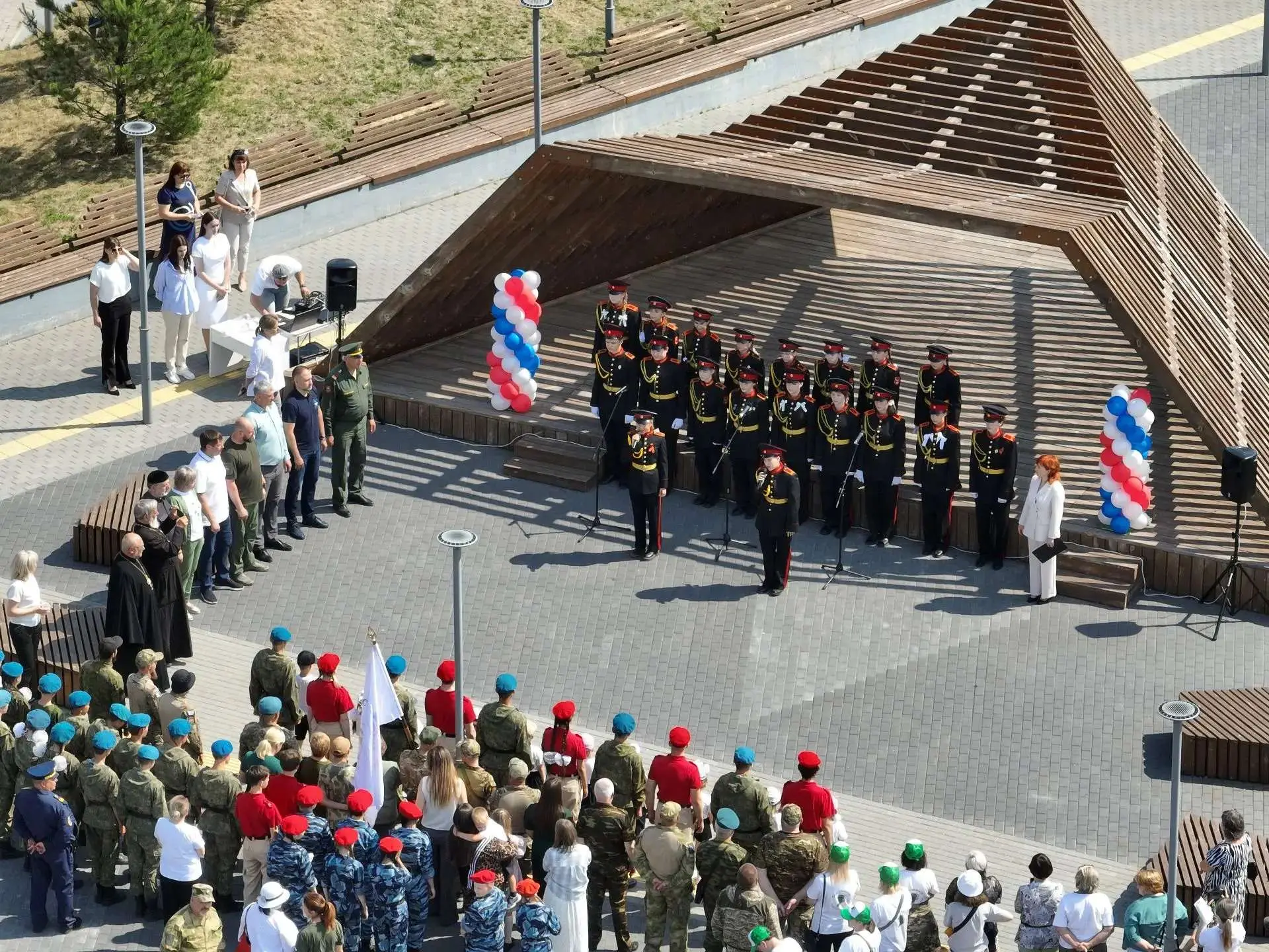 Рядом со сквером имени Льва Ковылина появилась хвойная аллея

В преддверии Дня России совместно с ве