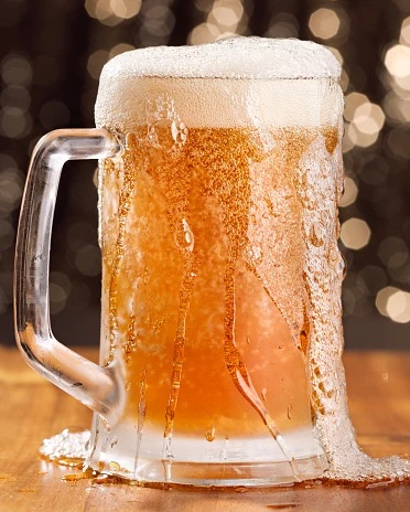 Россиян недавно призвали не пить 🍺холодное пиво в жару. 

Попытка охладиться ледяным пенным увеличи