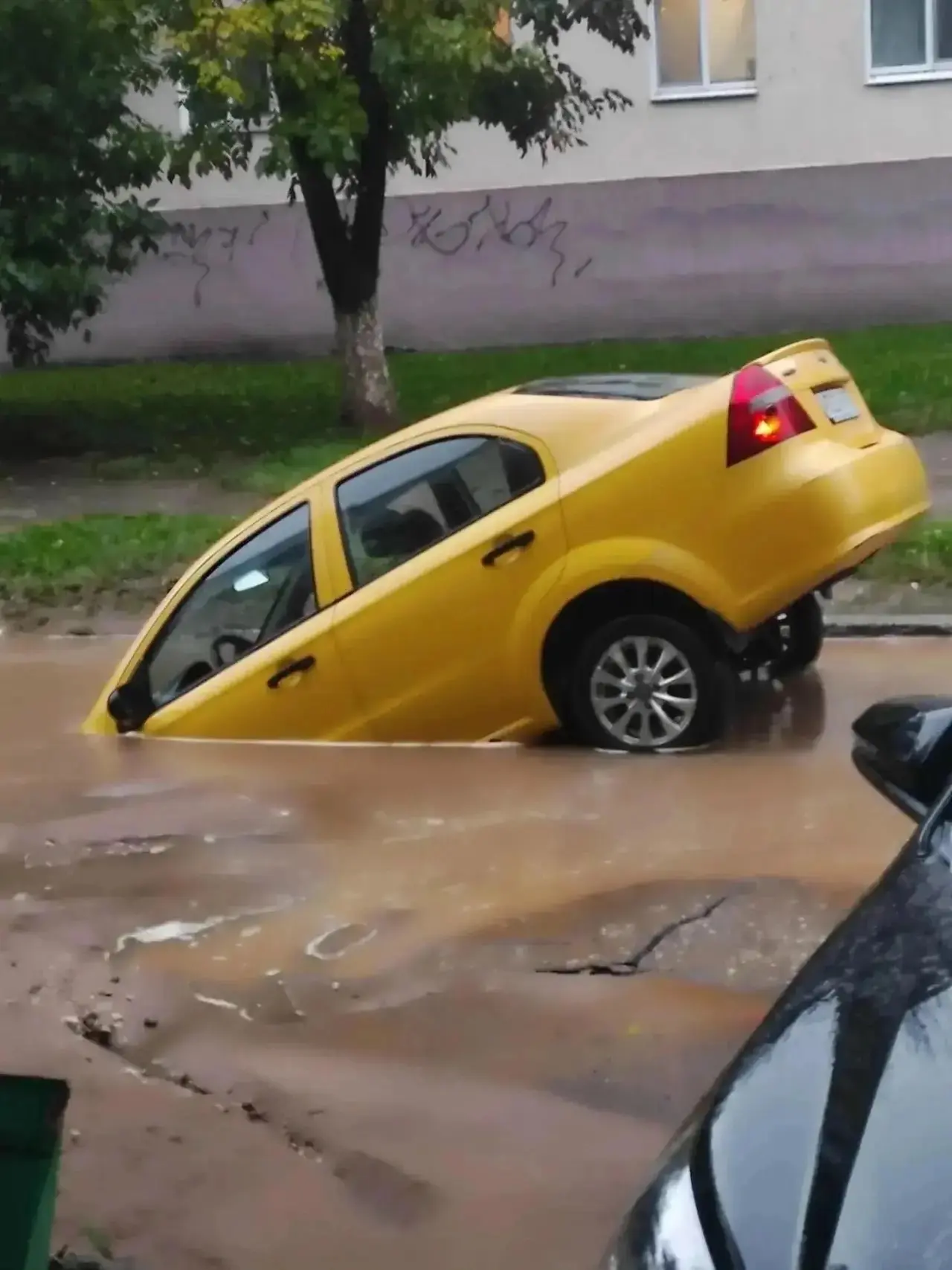 В Новокуйбышевске автомобиль наткнулся на ямку