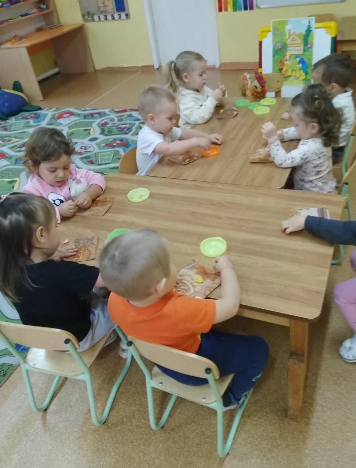 Петушка накормлю, дам я зёрнышек ему.