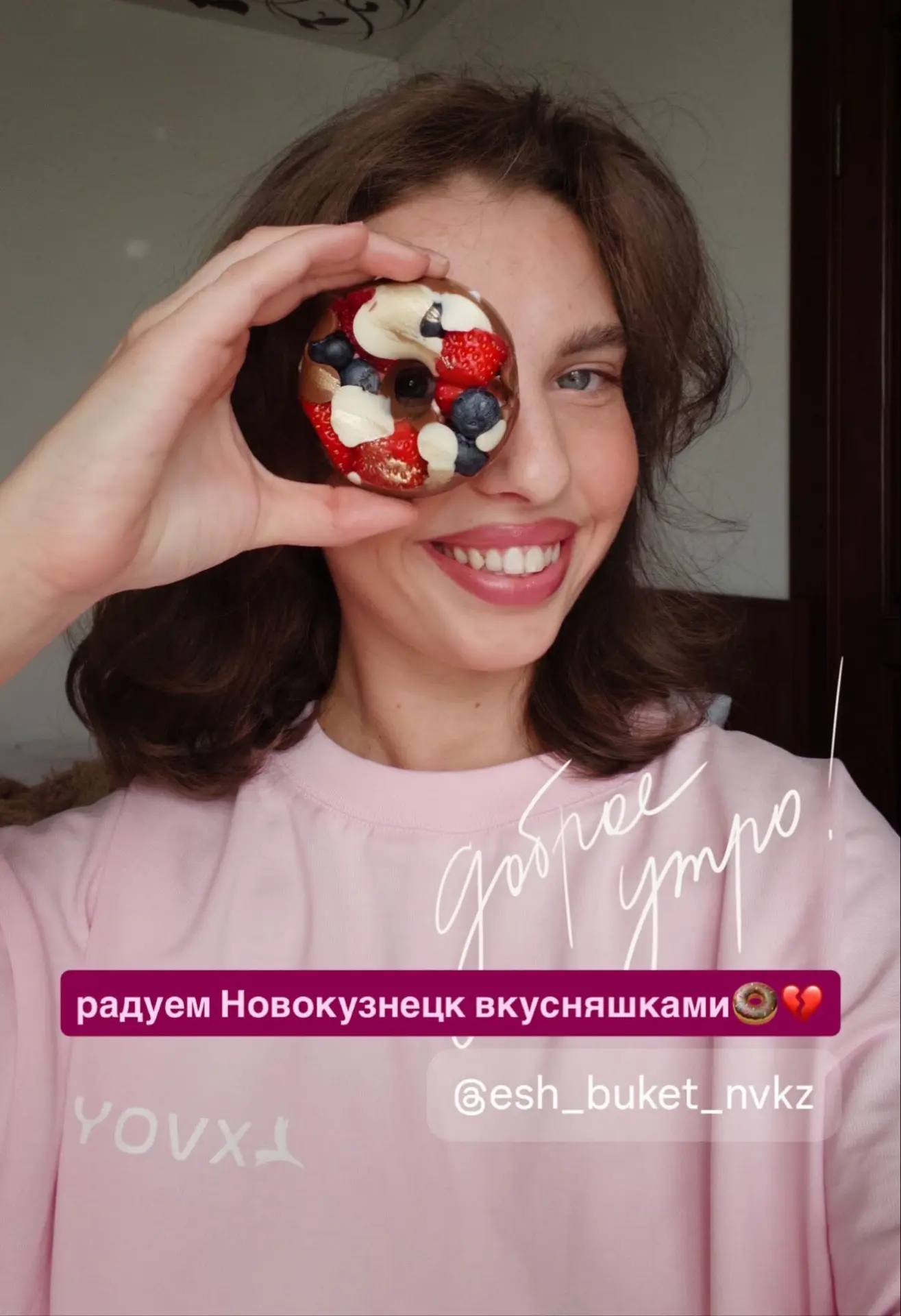Наши бомбовые ягодно-шоколадные пончики💛 принимаем заказы каждый день☀️